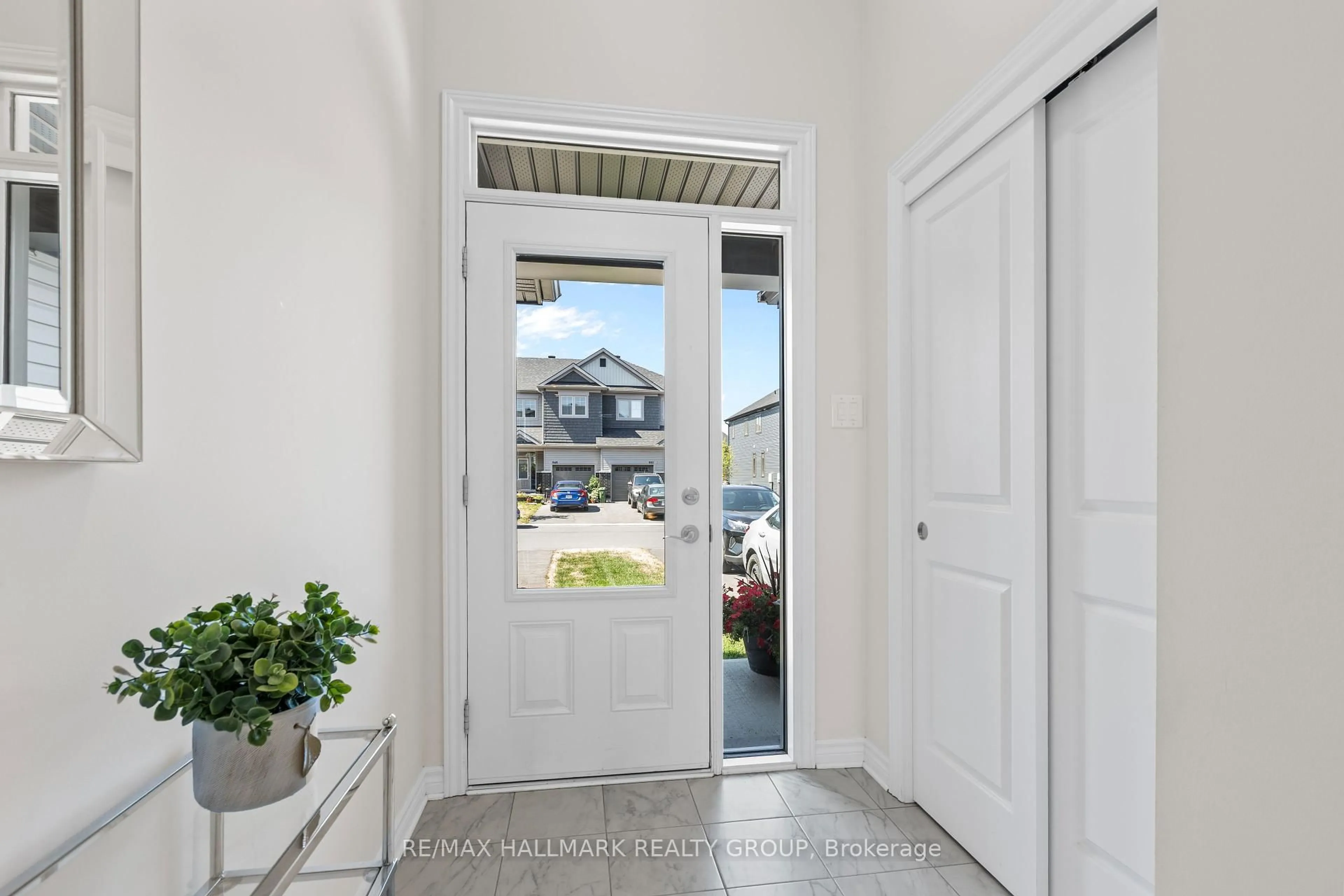 Indoor entryway for 948 Socca Cres, Ottawa Ontario K4A 5M1