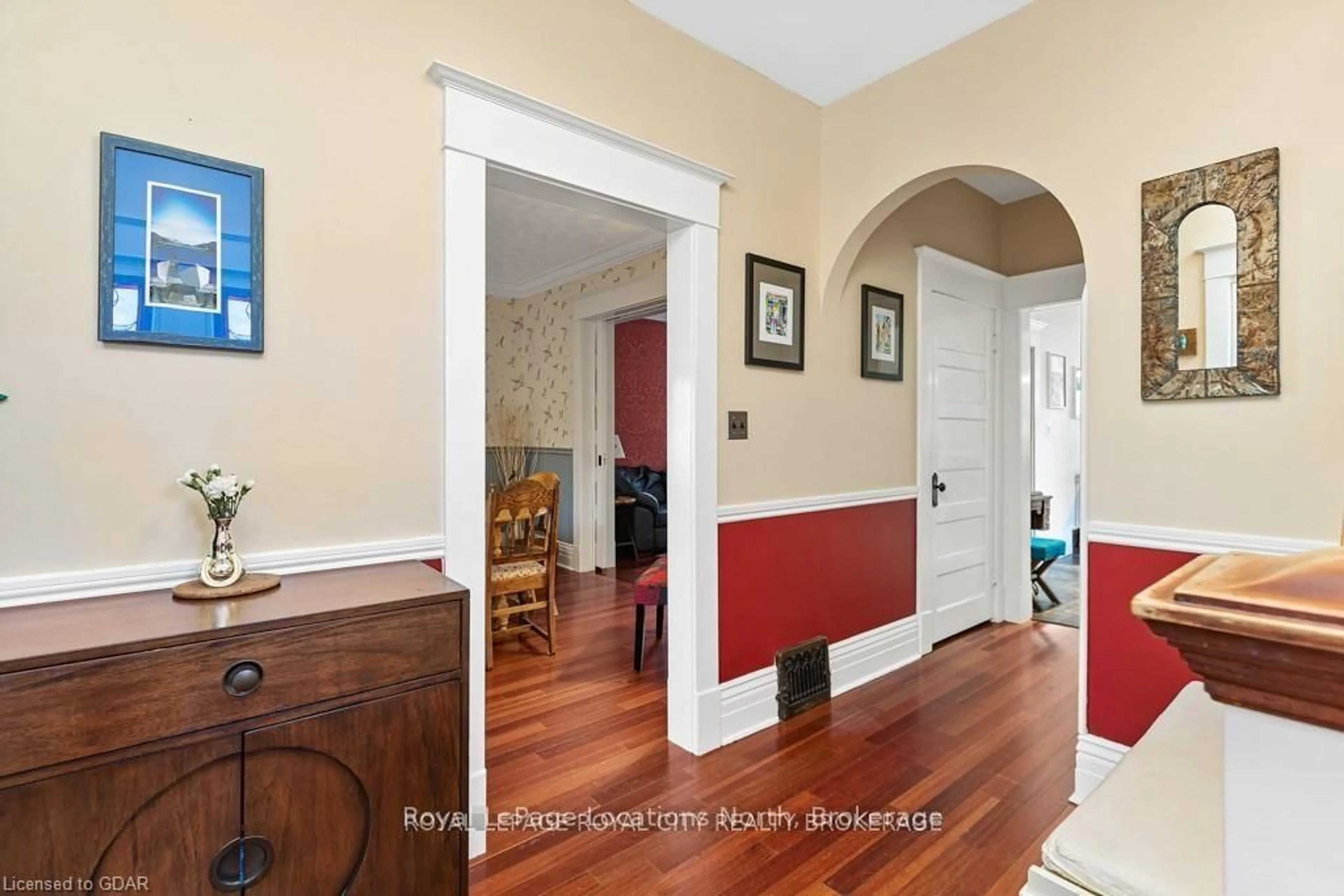 Indoor entryway for 627 Eramosa Rd, Guelph Ontario N1E 2N7