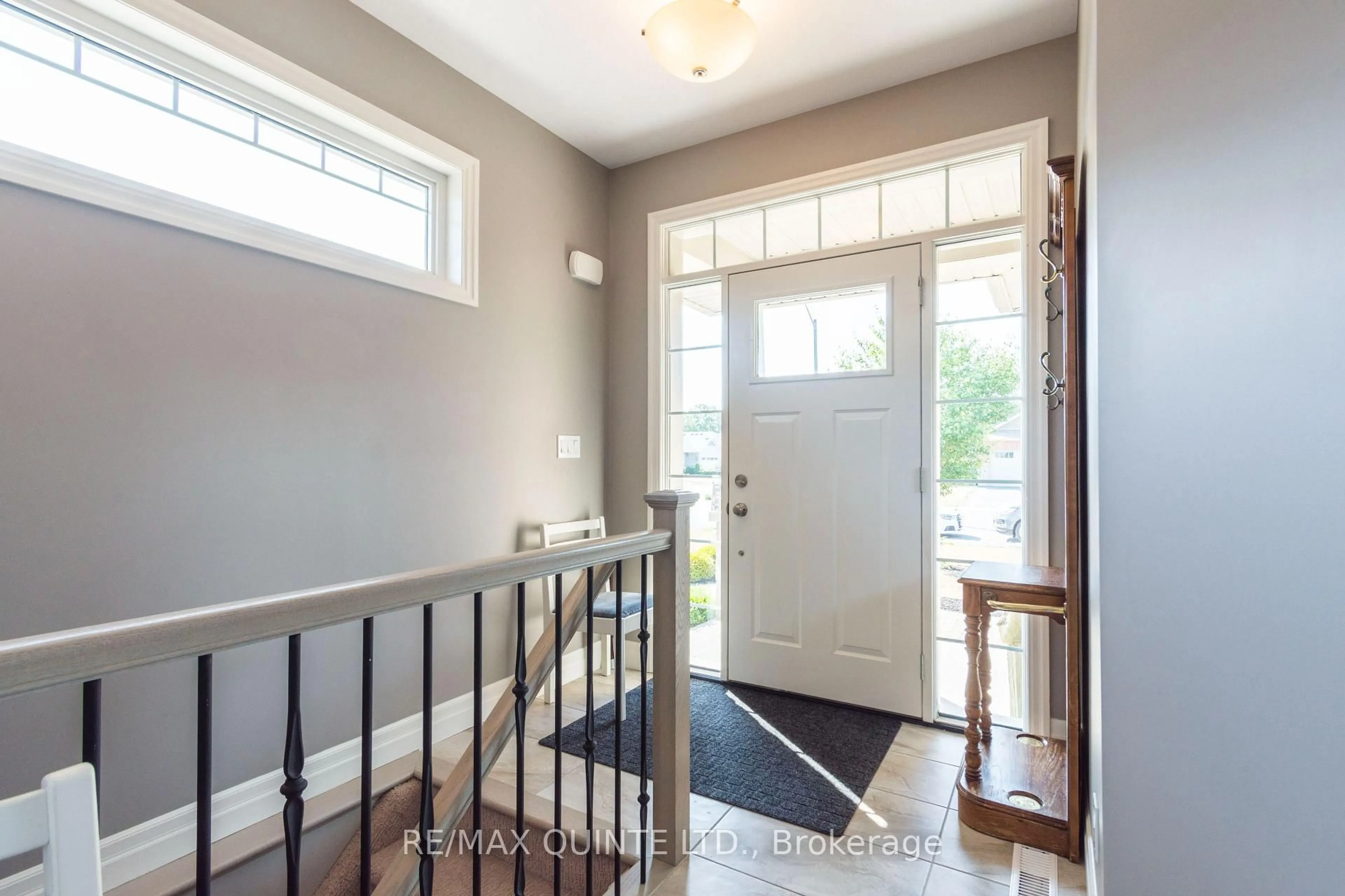 Indoor entryway for 98 Spruce Gdns, Belleville Ontario K8N 0B5