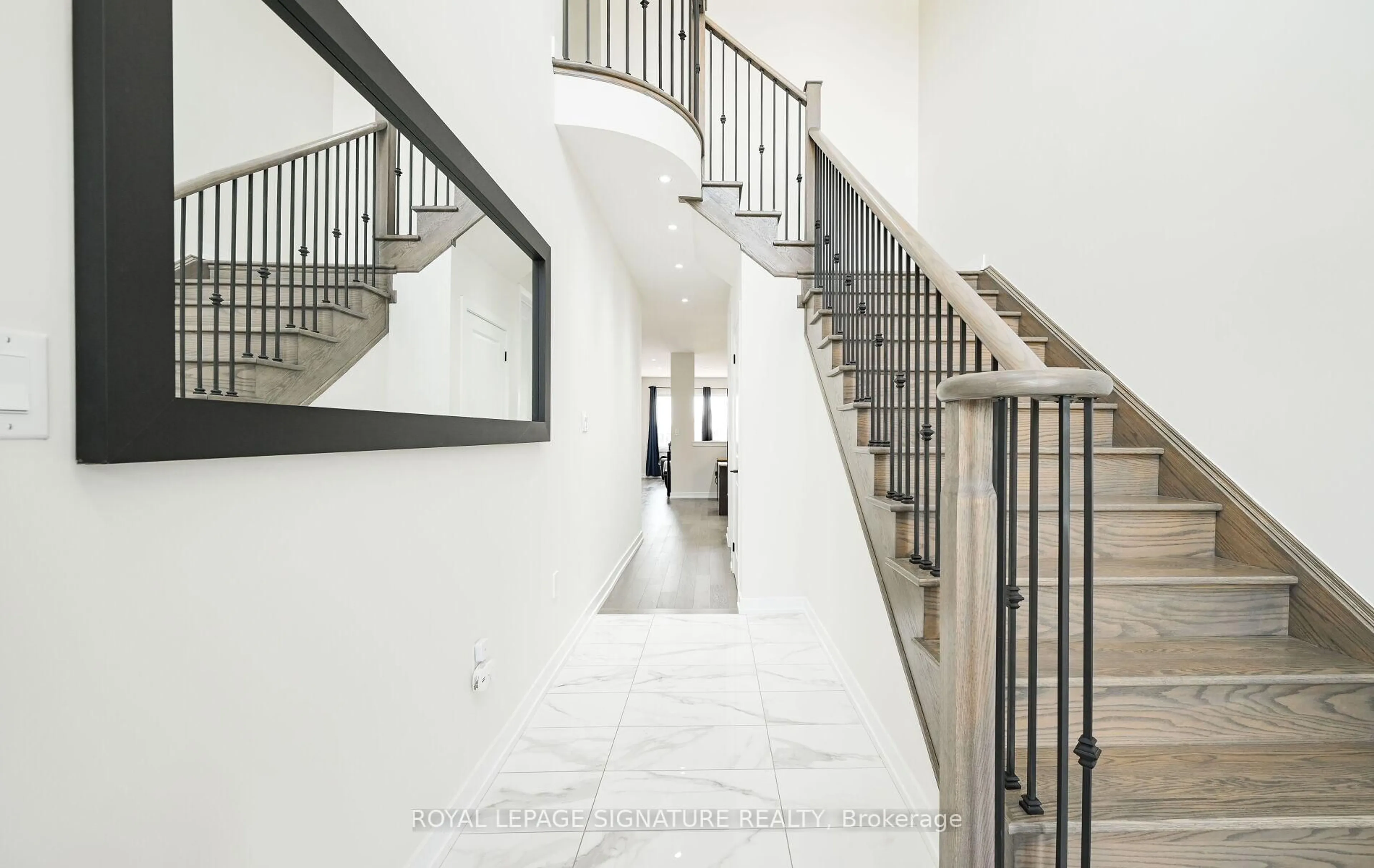 Indoor foyer for 56 Lilac Circ, Haldimand Ontario N3W 0H6
