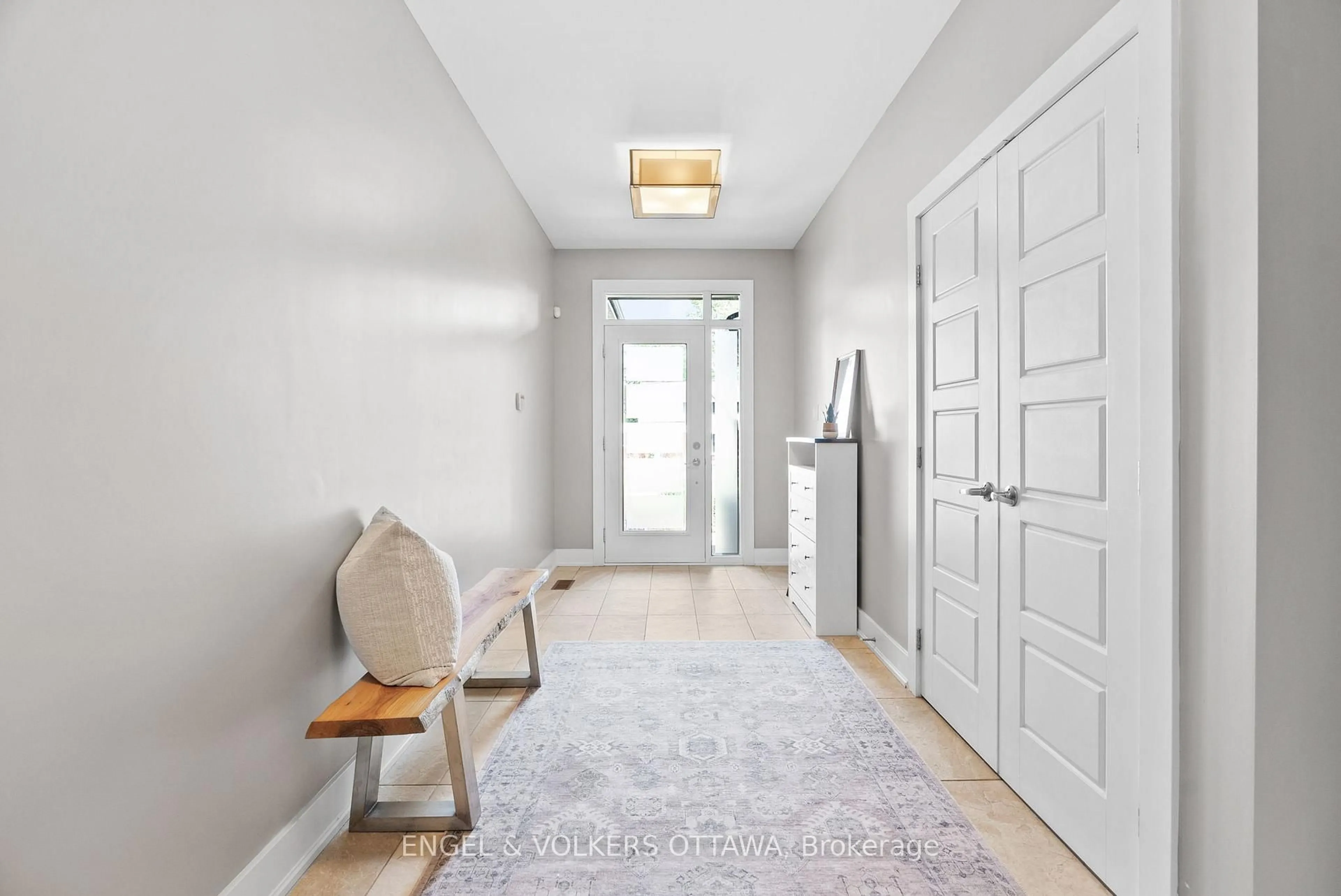 Indoor entryway for 1103 Normandy Cres, Ottawa Ontario K2E 5A3