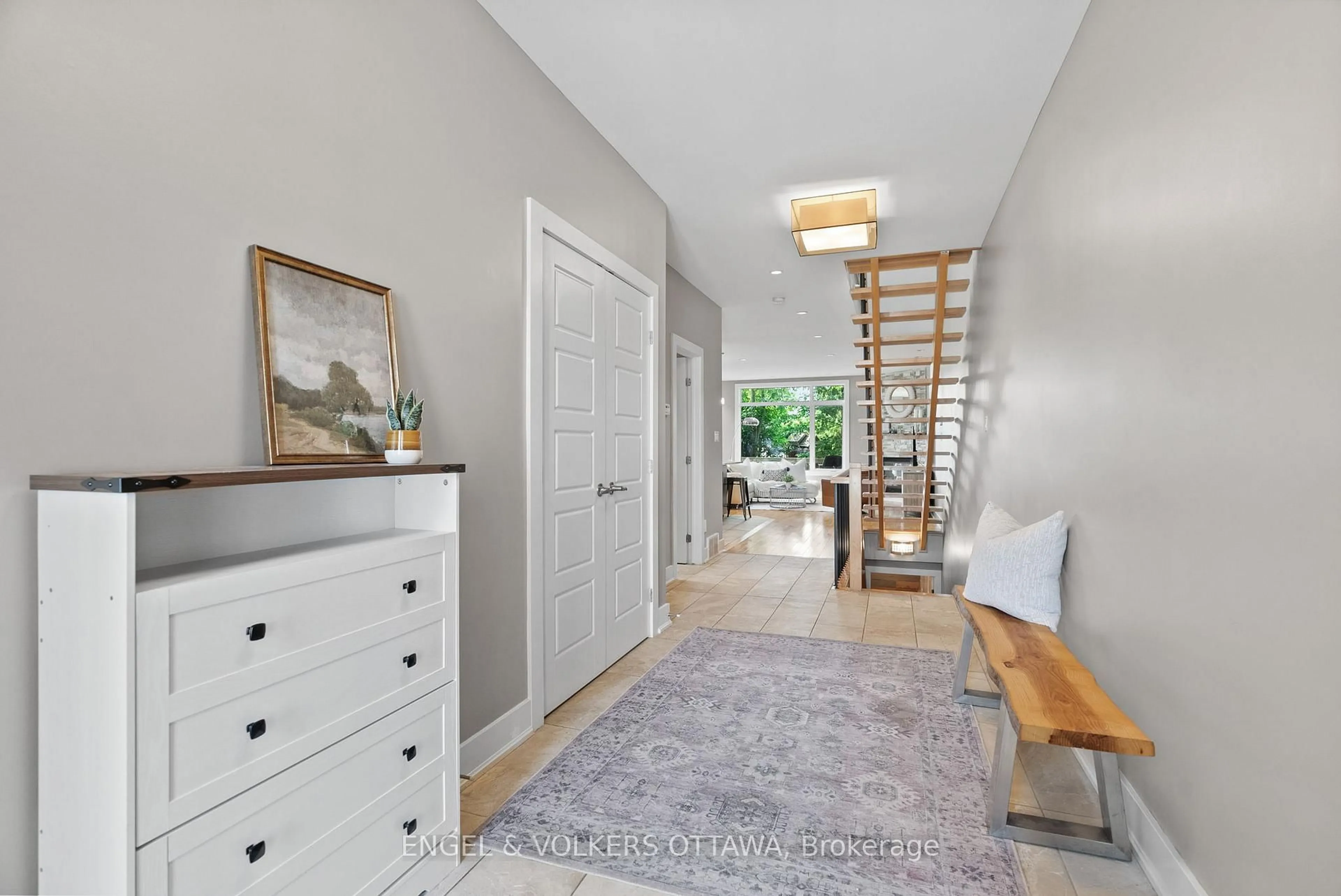Indoor entryway for 1103 Normandy Cres, Ottawa Ontario K2E 5A3