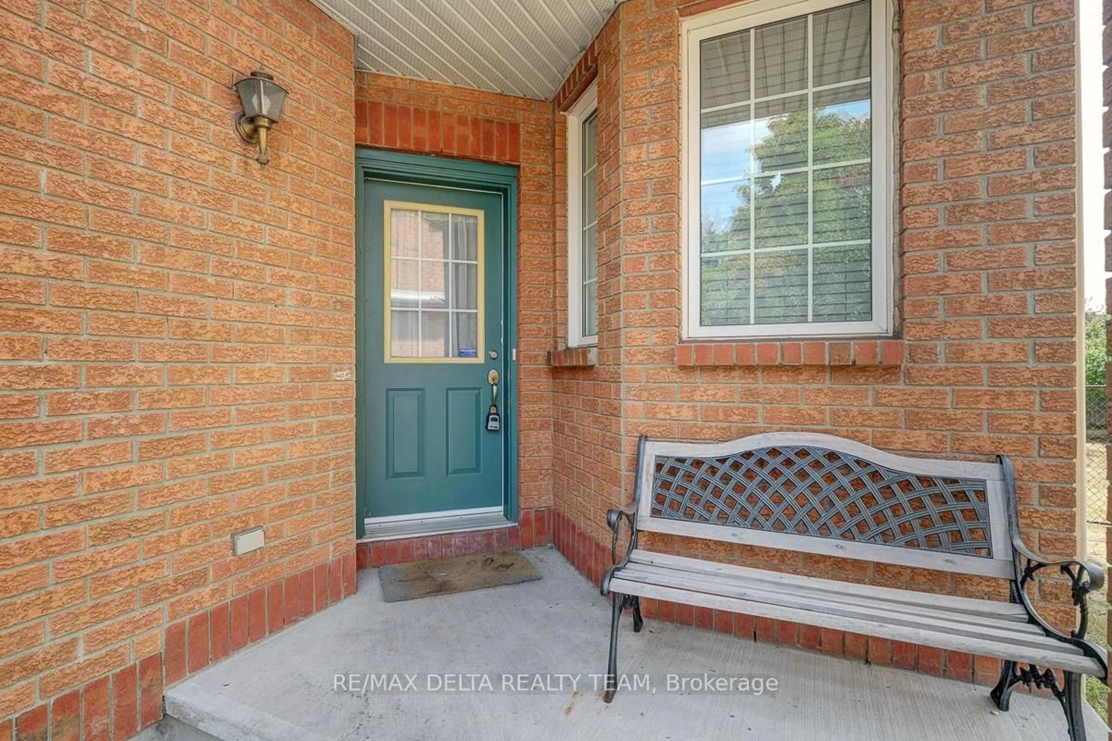 Indoor entryway for 211 Duntroon Circ, Ottawa Ontario K1T 4C9