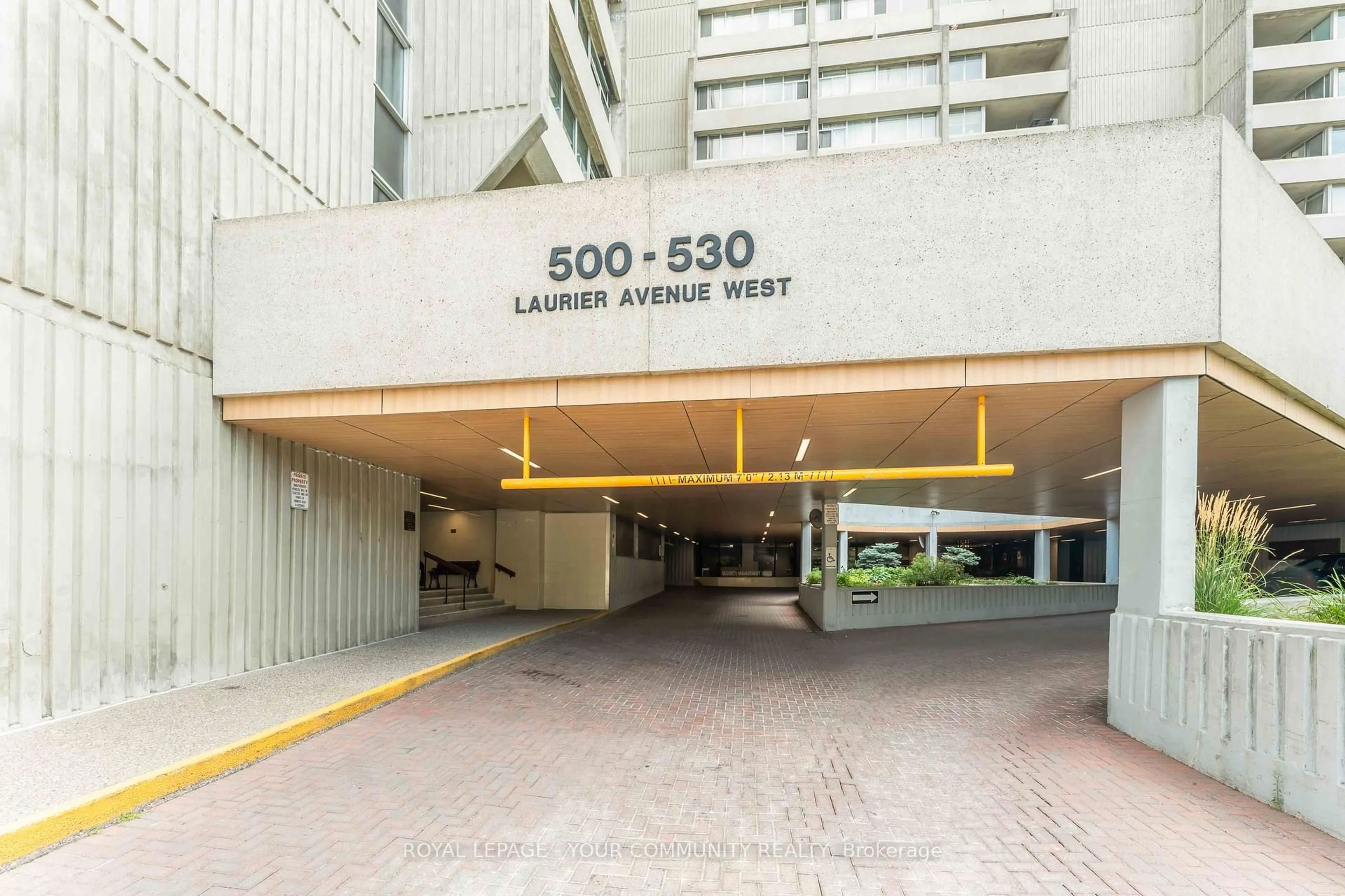 Indoor foyer for 500 Laurier Ave #608, Ottawa Ontario K1R 5E1