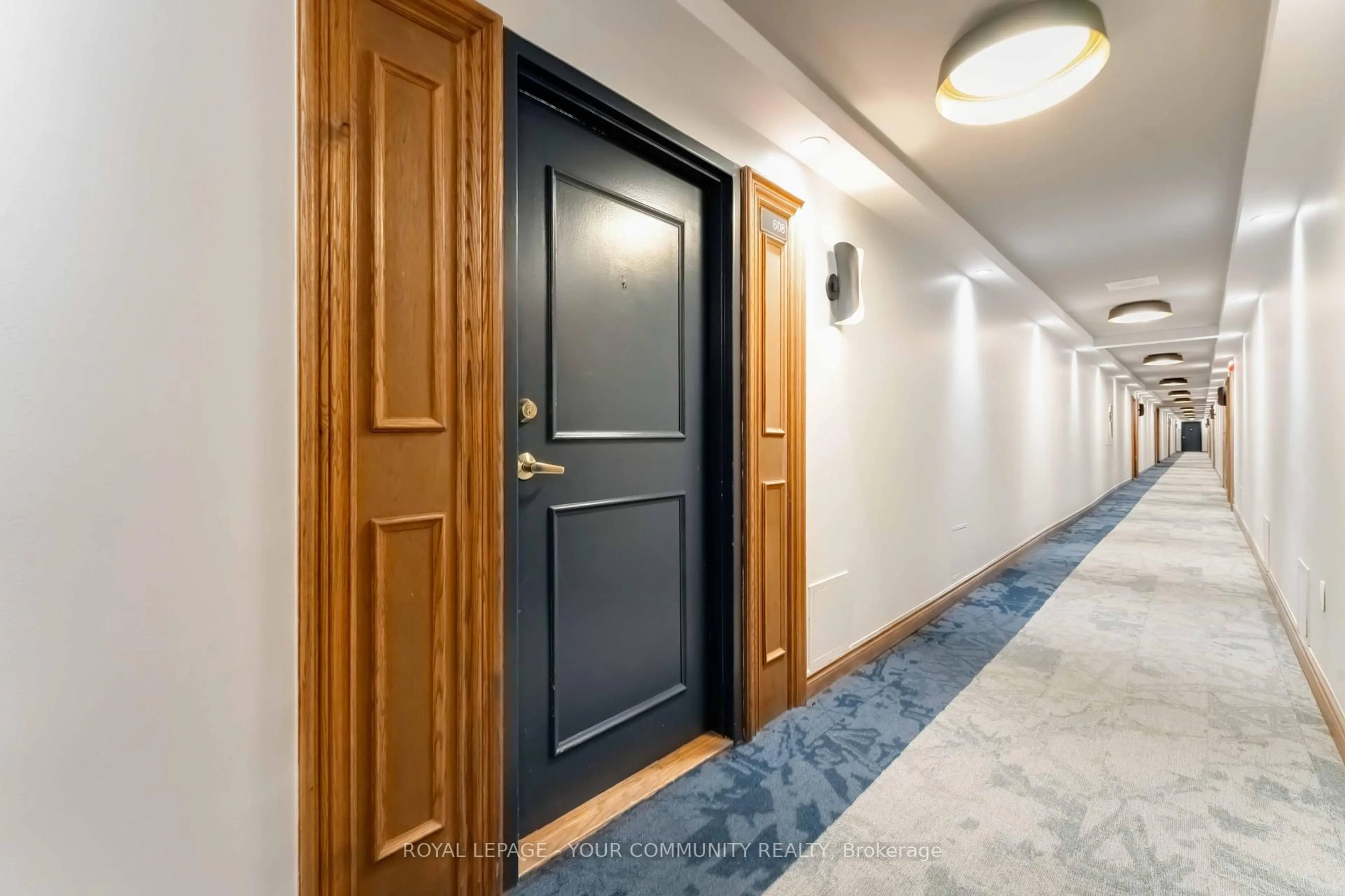 Indoor foyer for 500 Laurier Ave #608, Ottawa Ontario K1R 5E1