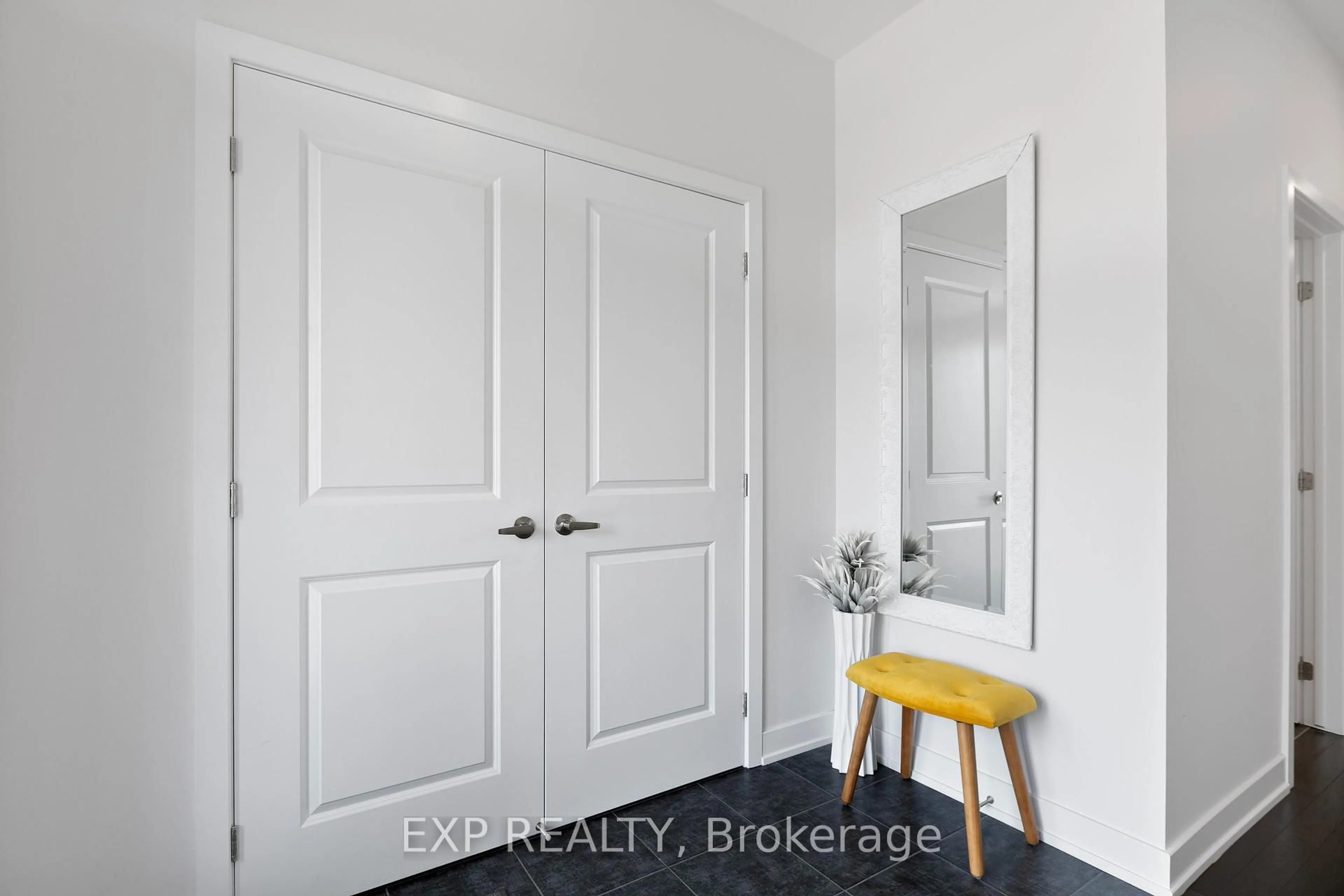 Indoor entryway for 3301 Findlay Creek Dr, Ottawa Ontario K1T 0V2