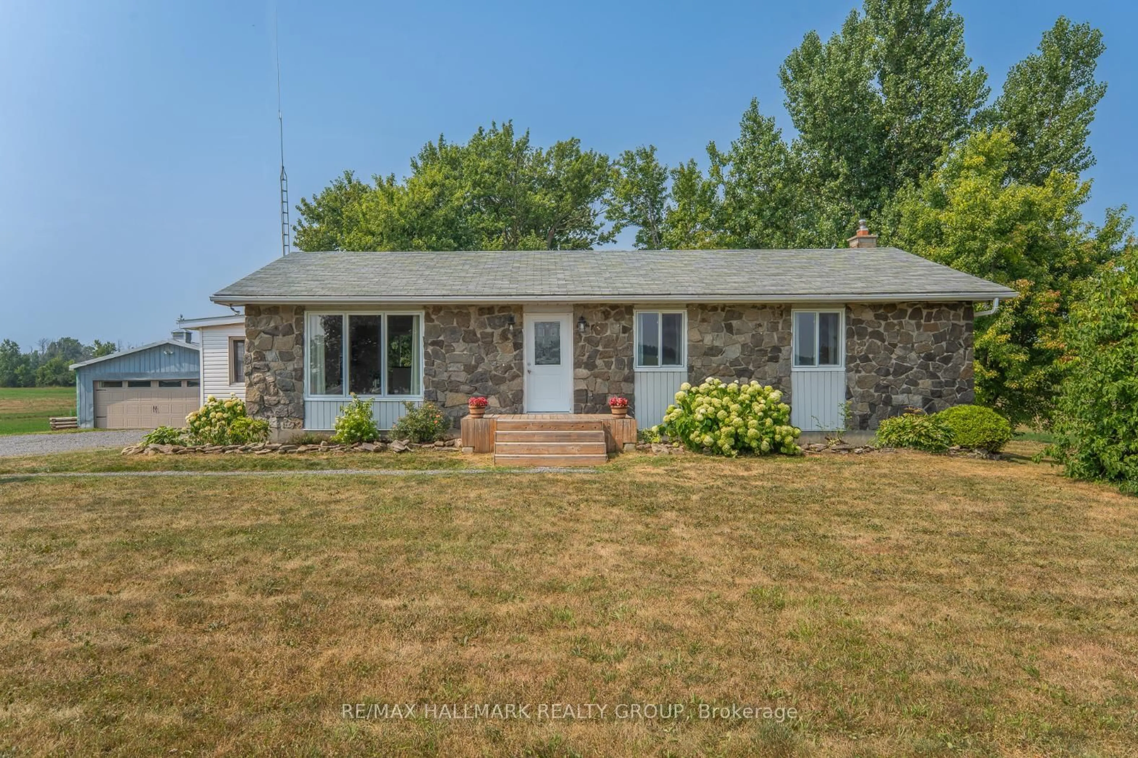Home with vinyl exterior material, street for 3252 8th Line Rd, Metcalfe Ontario K0A 2P0
