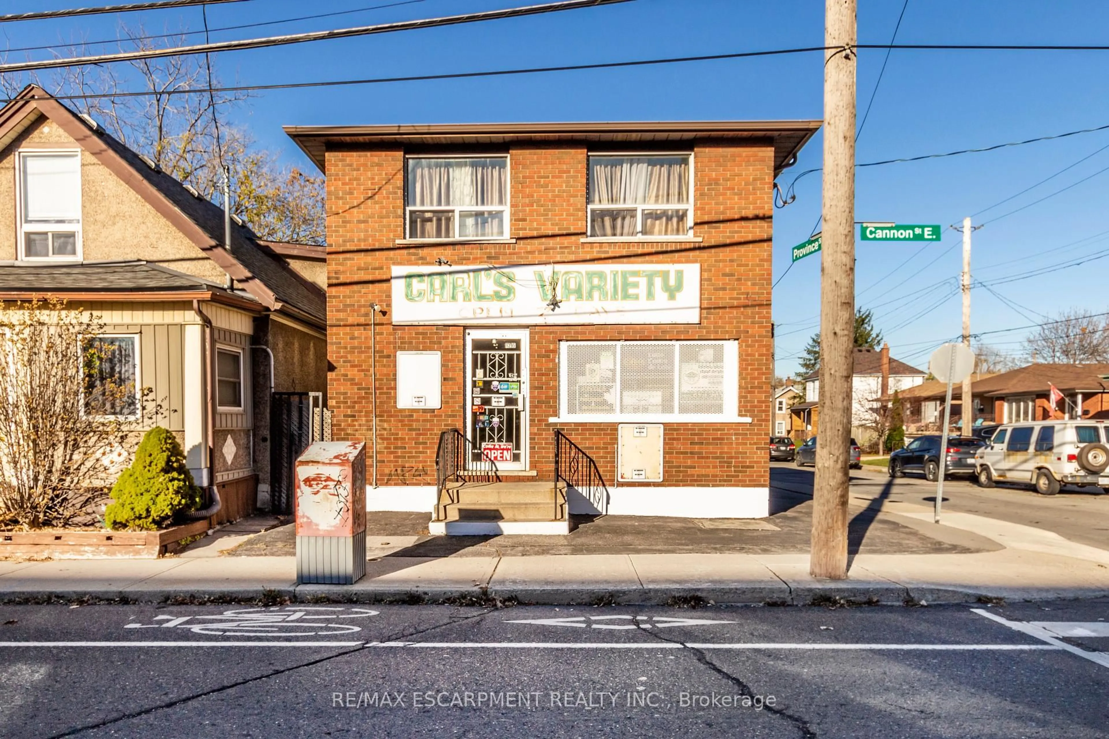 Patio, street for 1295 Cannon St, Hamilton Ontario L8H 1V5