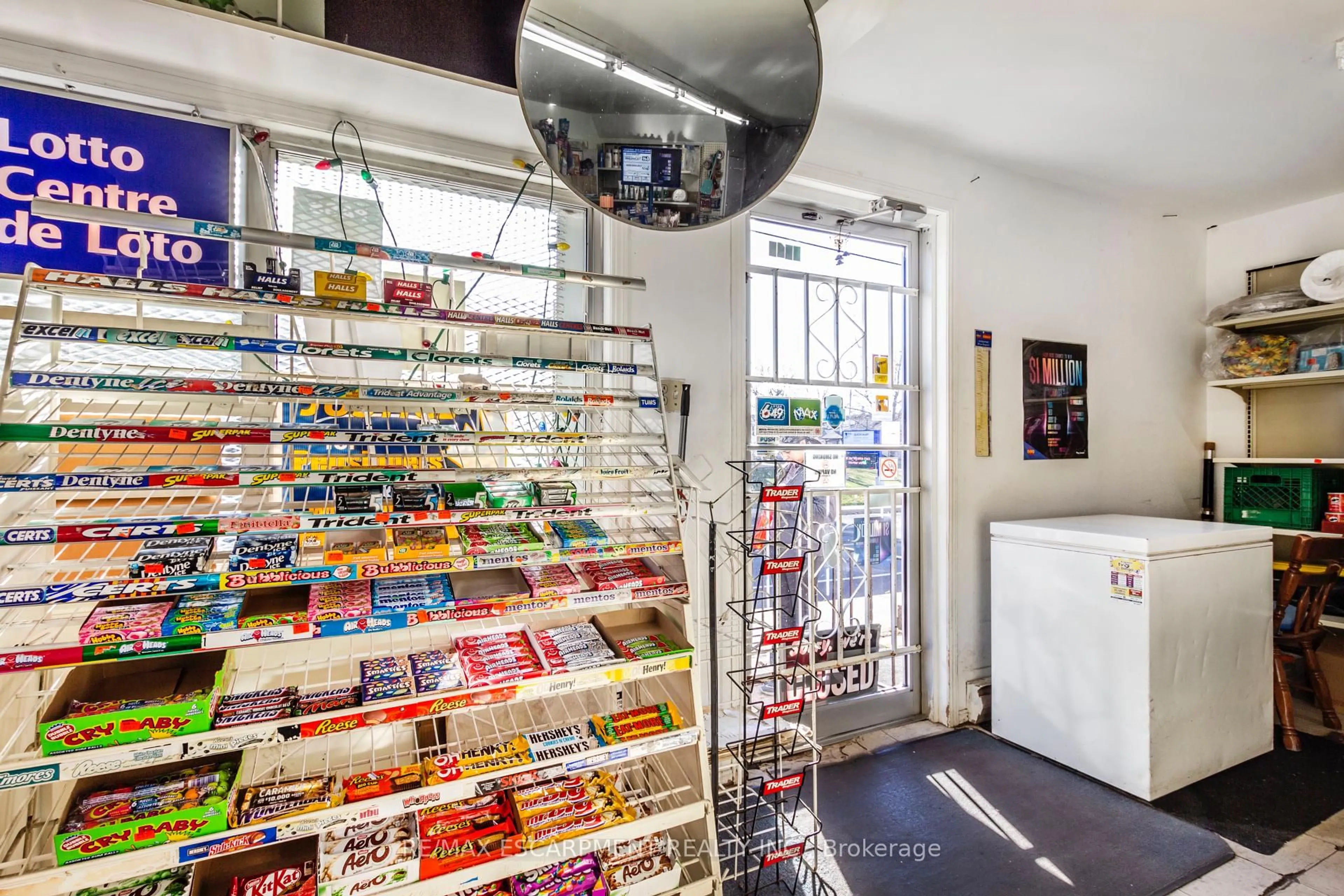 Indoor foyer for 1295 Cannon St, Hamilton Ontario L8H 1V5