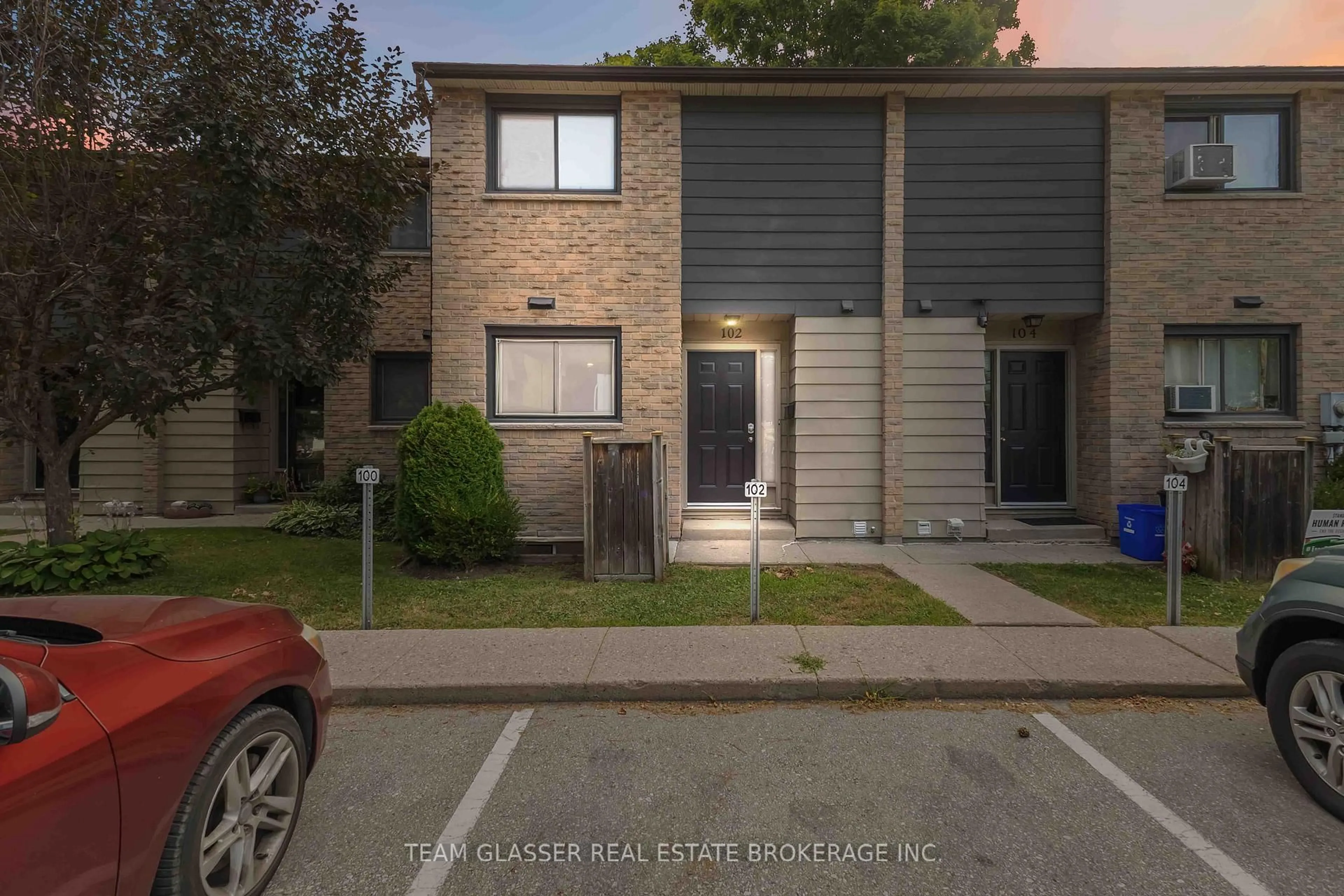 A pic from outside/outdoor area/front of a property/back of a property/a pic from drone, street for 40 SUMMIT Ave #102, London North Ontario N6H 4S3