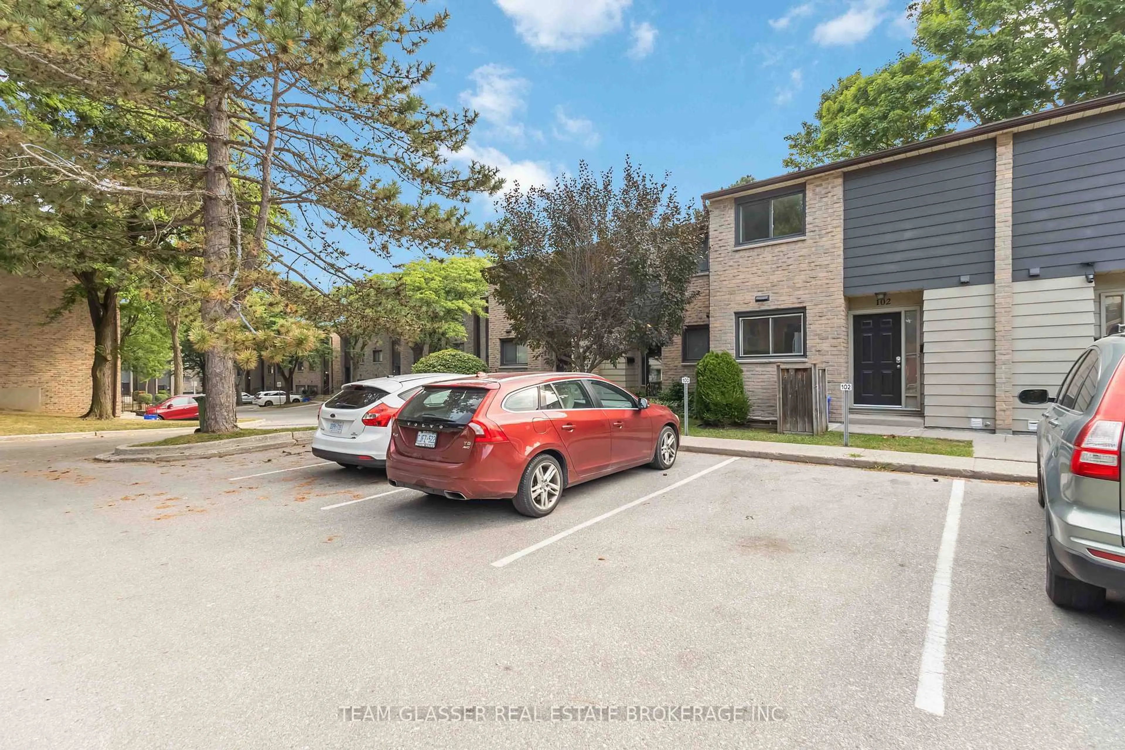 A pic from outside/outdoor area/front of a property/back of a property/a pic from drone, street for 40 SUMMIT Ave #102, London North Ontario N6H 4S3