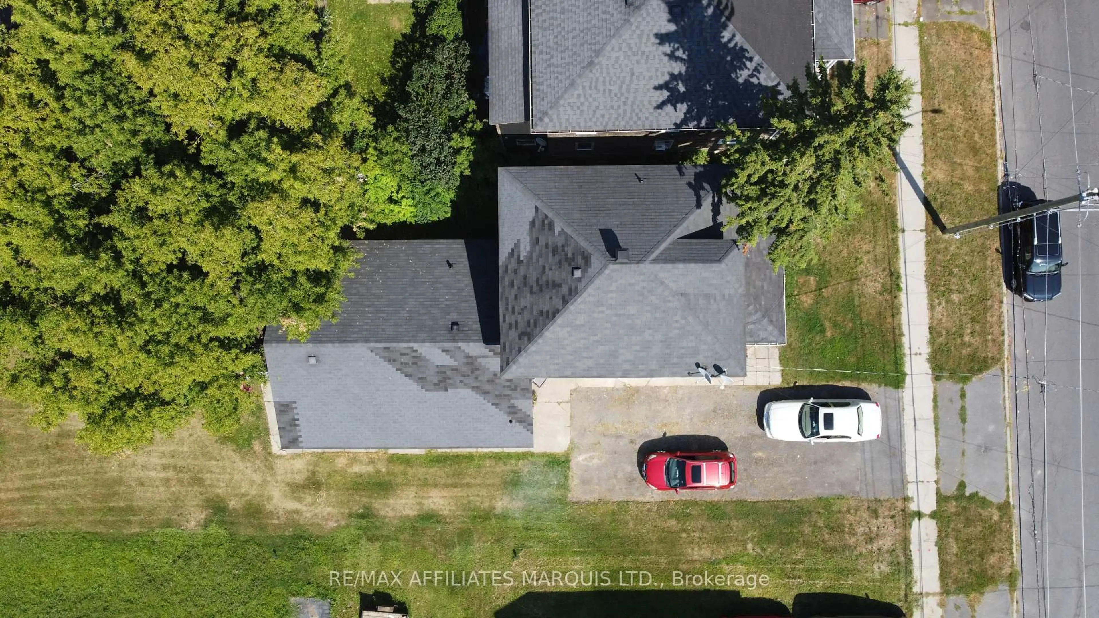 A pic from outside/outdoor area/front of a property/back of a property/a pic from drone, street for 432 Adolphus St, Cornwall Ontario K6H 3S9