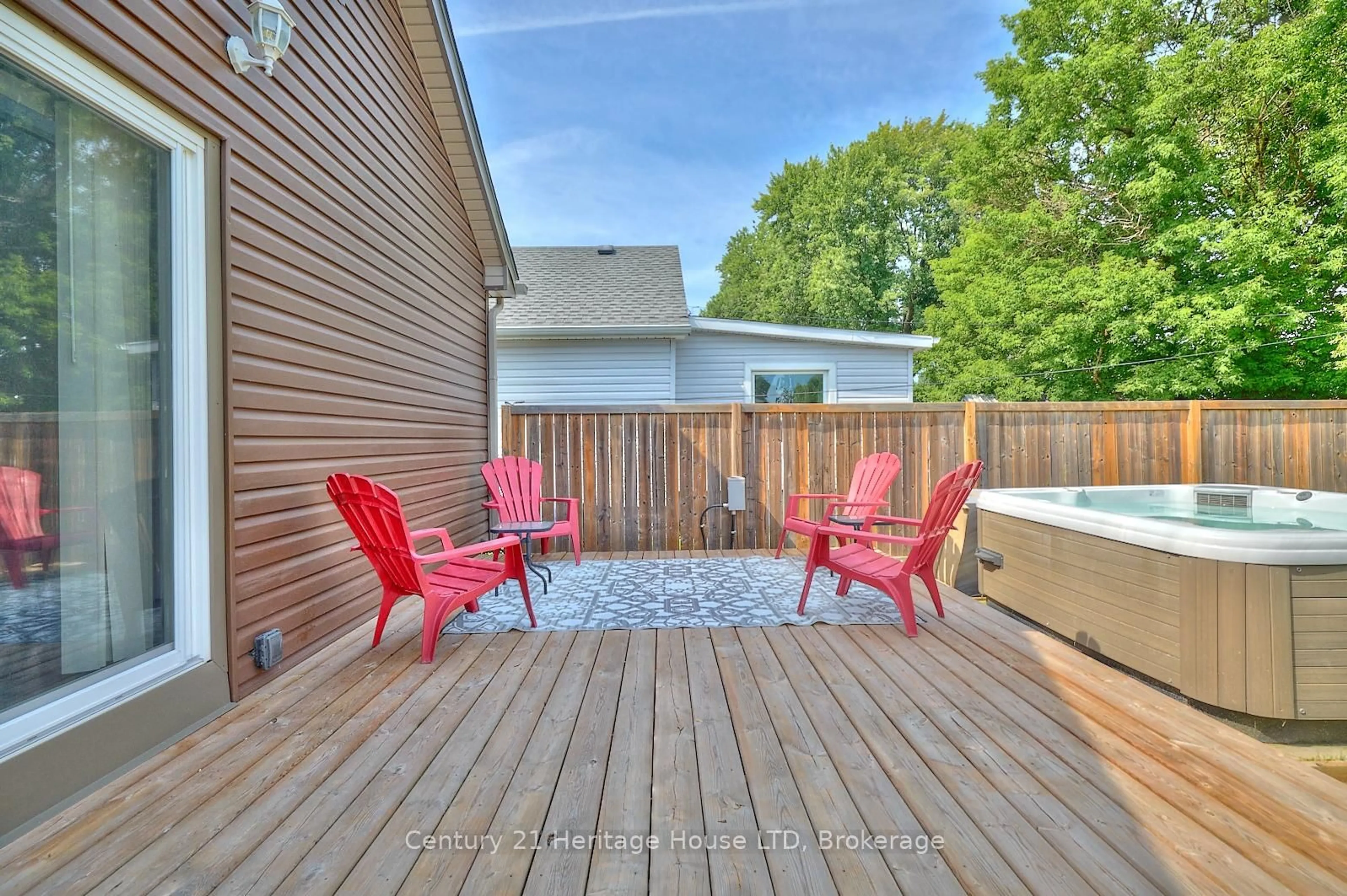 Patio, street for 30 McAlpine Ave, Welland Ontario L2R 1Y2
