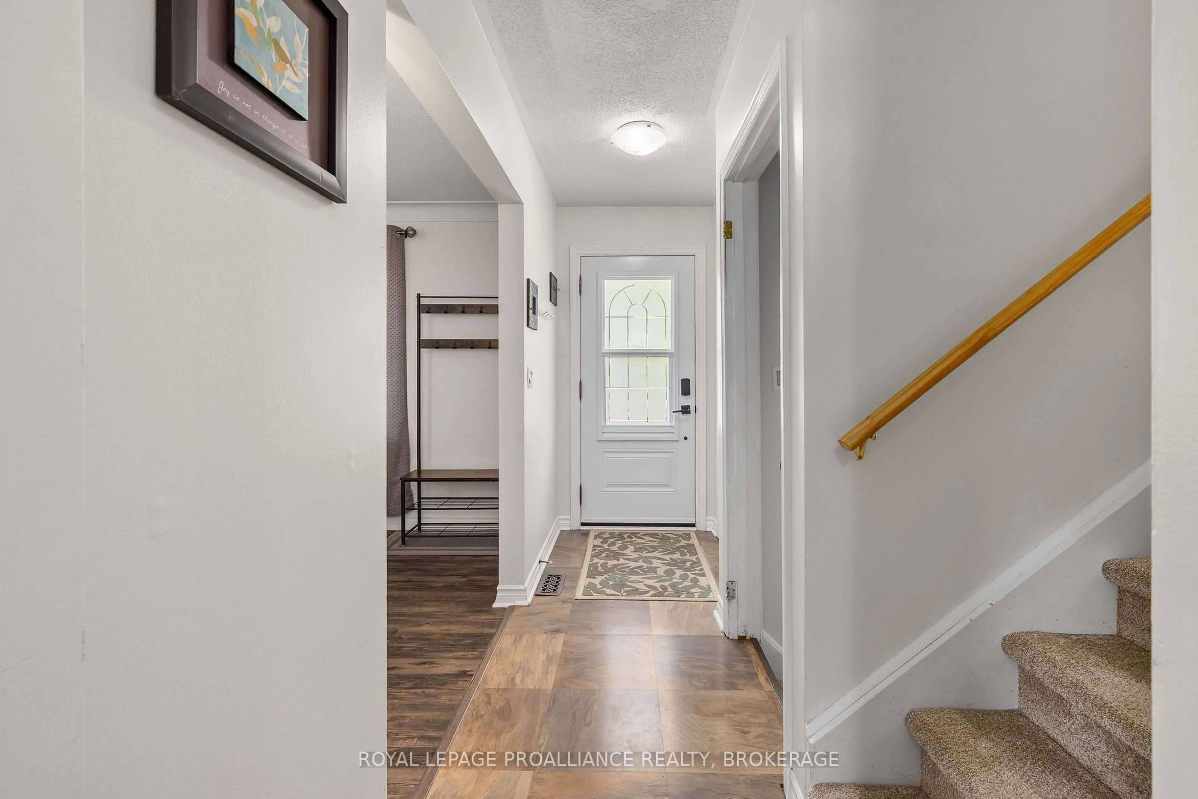 Indoor entryway for 174 Chelsea Rd, Kingston Ontario K7M 3Y8