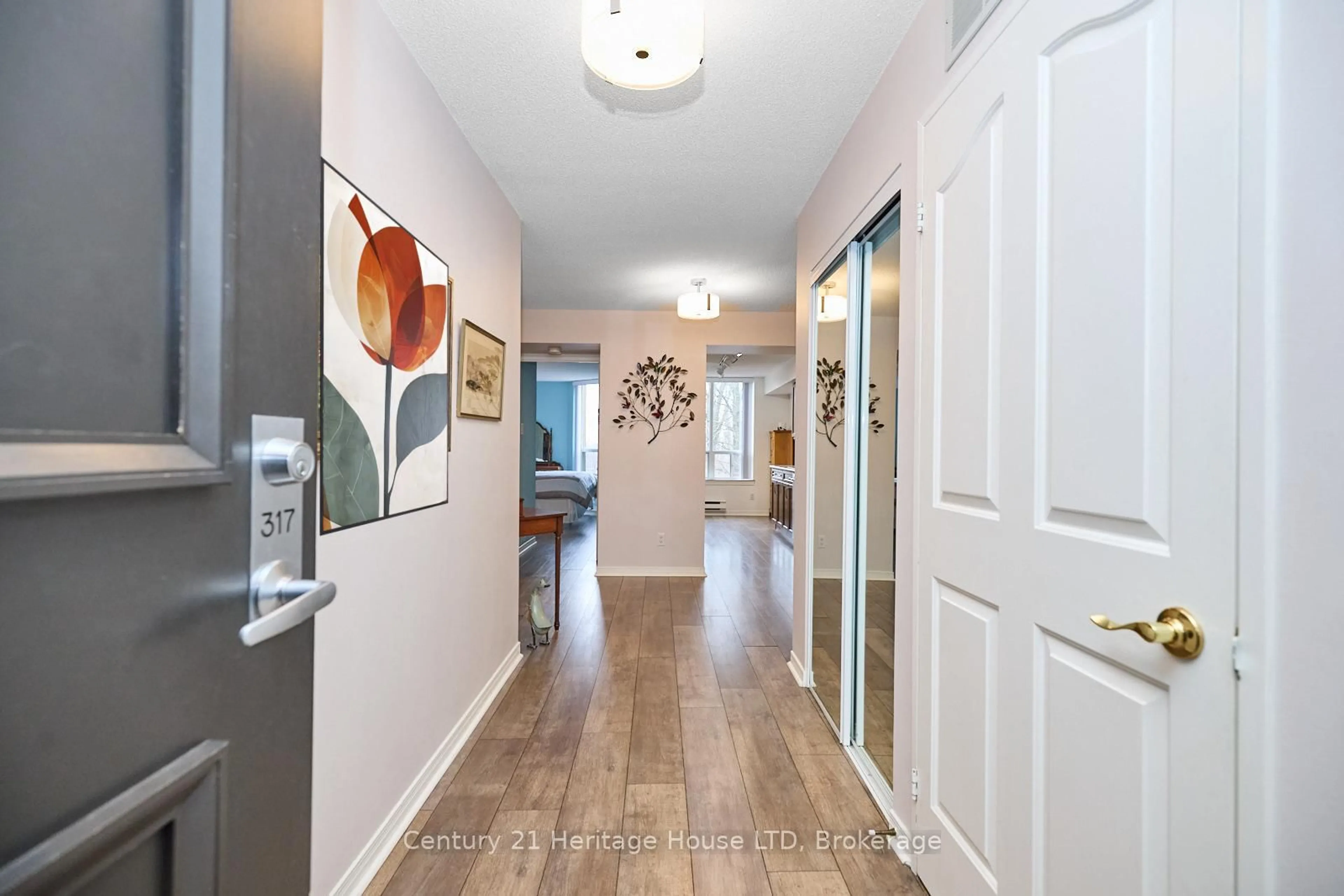 Indoor entryway for 8111 Forest Glen Dr #317, Niagara Falls Ontario L2H 2Y7