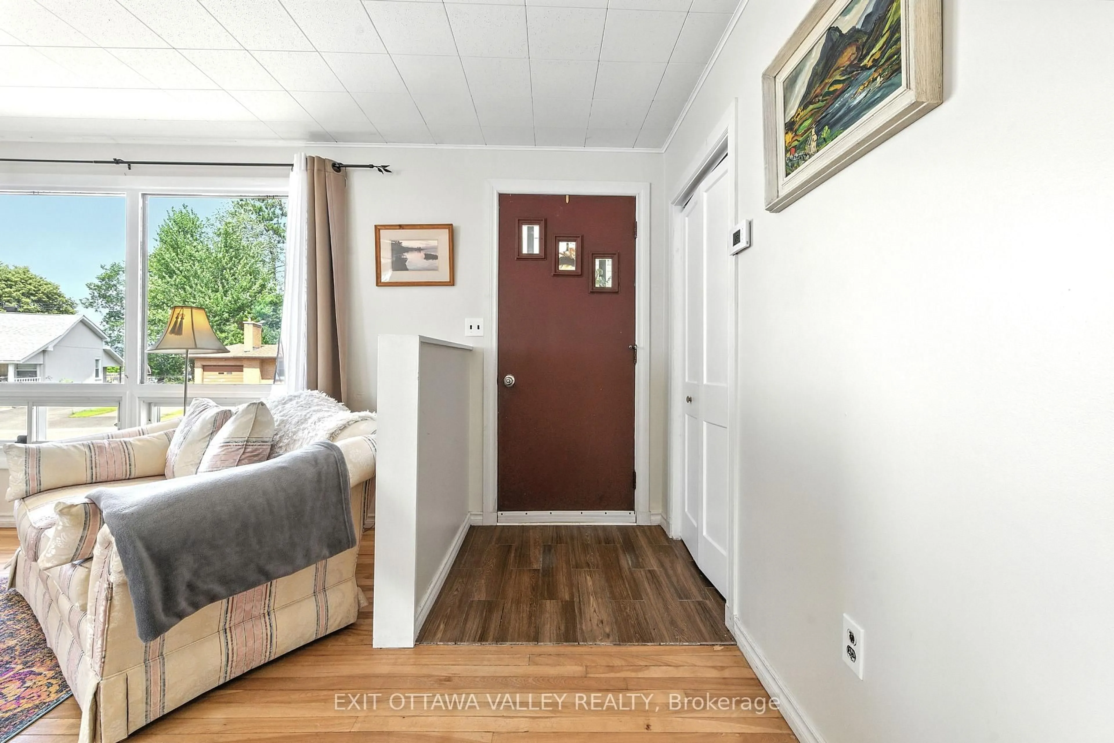 Indoor entryway for 12 Summit St, Deep River Ontario K0J 1P0