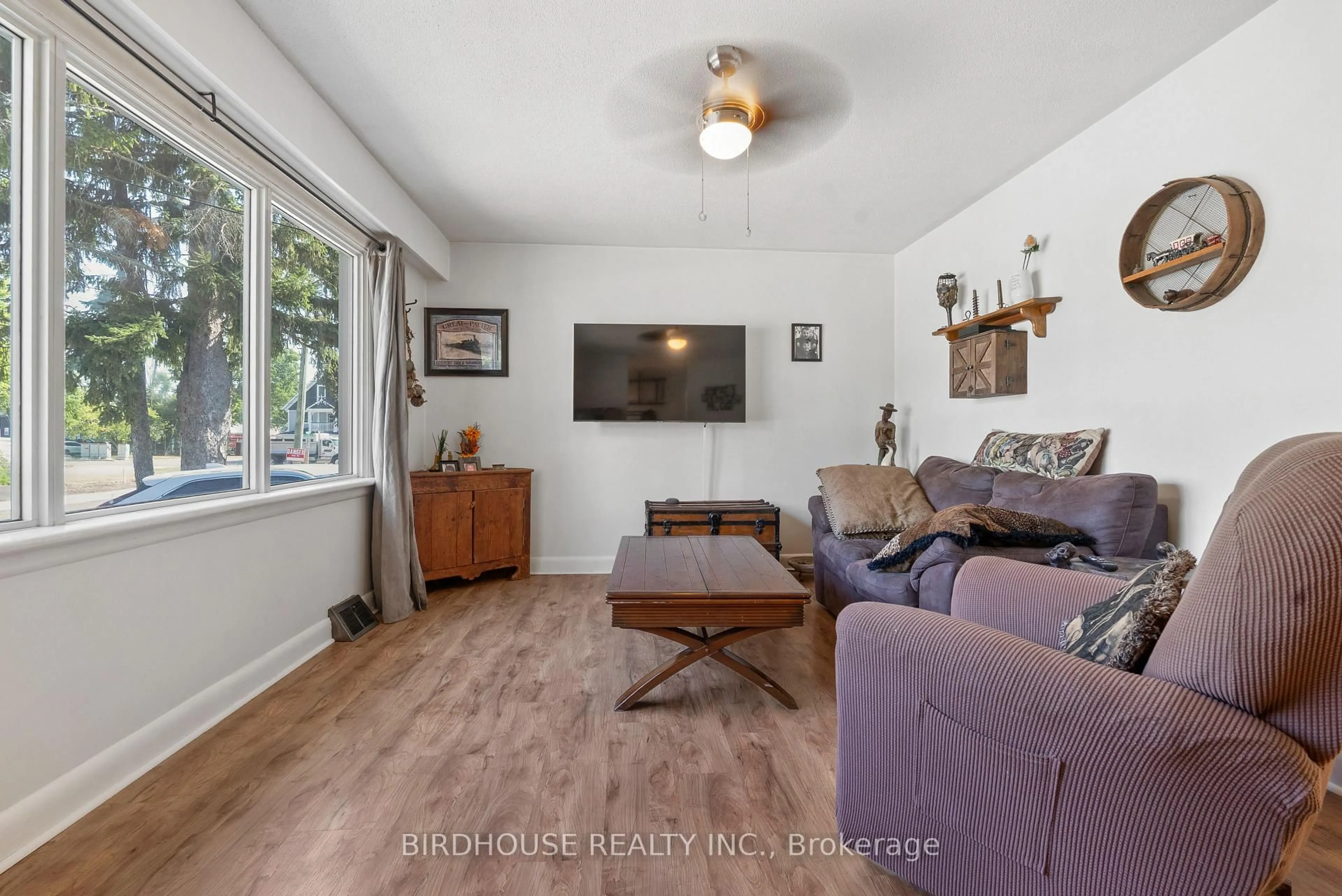 Living room with furniture, wood/laminate floor for 103 King St, Kawartha Lakes Ontario K9V 1E1