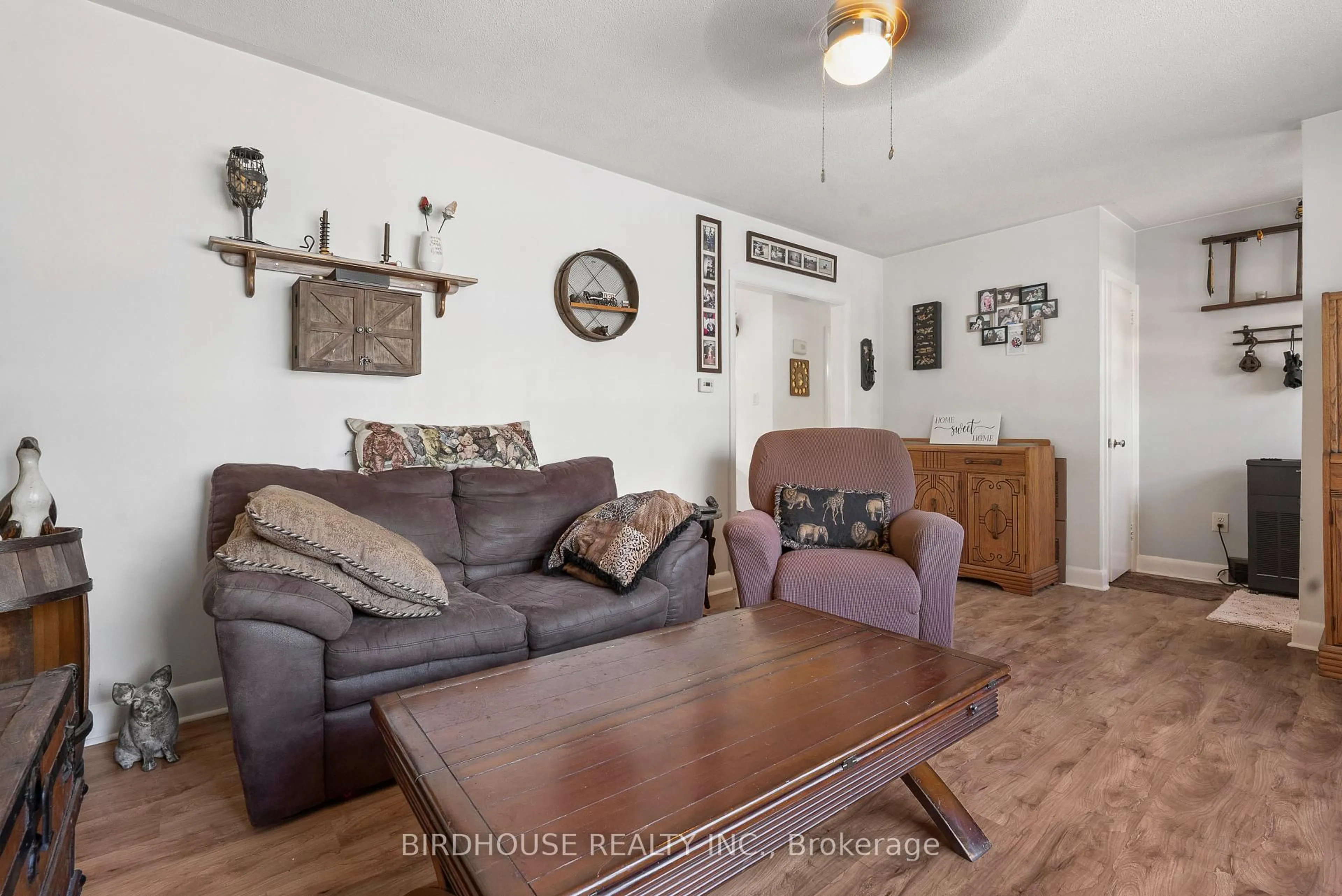 Living room with furniture, unknown for 103 King St, Kawartha Lakes Ontario K9V 1E1