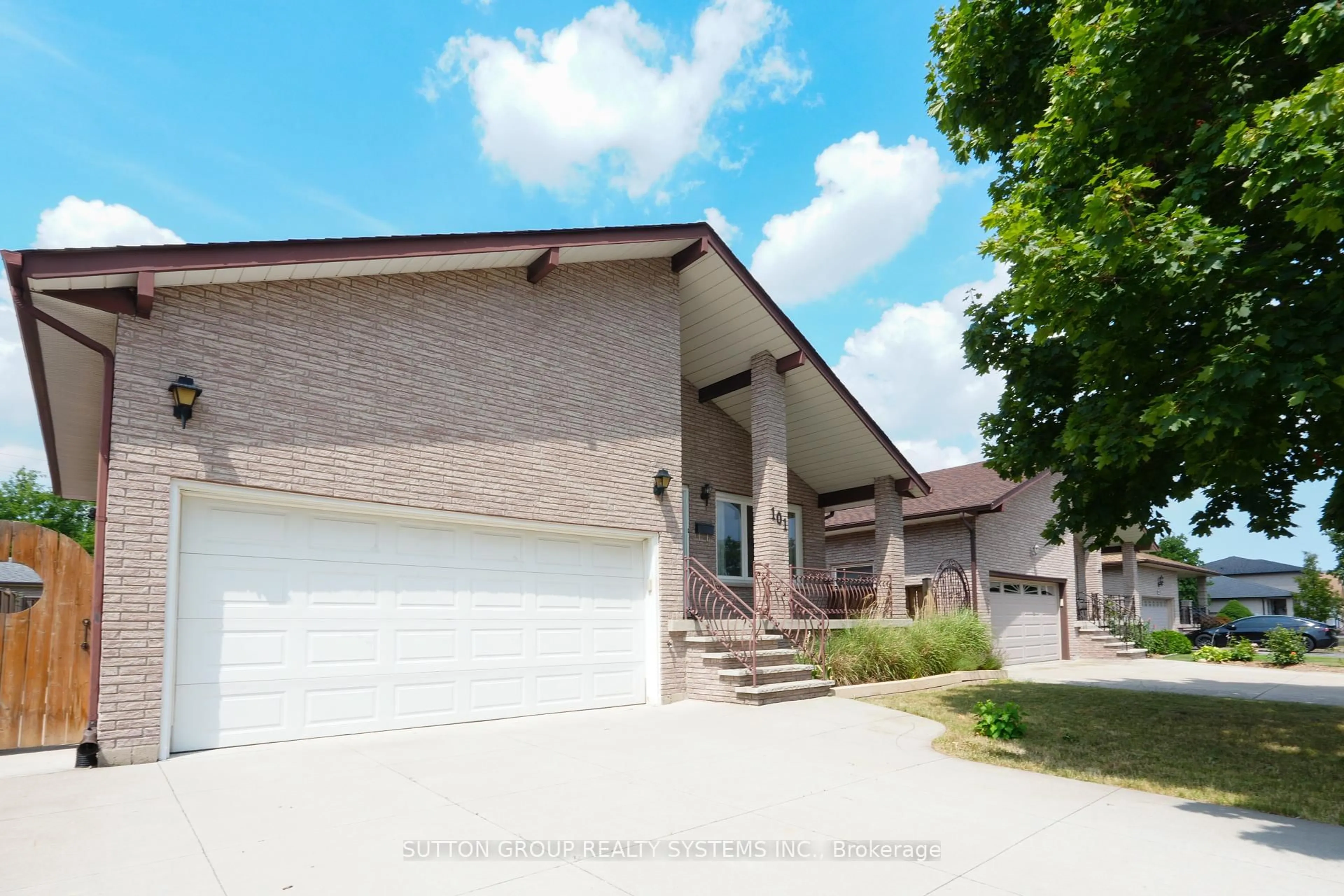 Home with vinyl exterior material, street for 101 Henley Dr, Hamilton Ontario L8E 4M3
