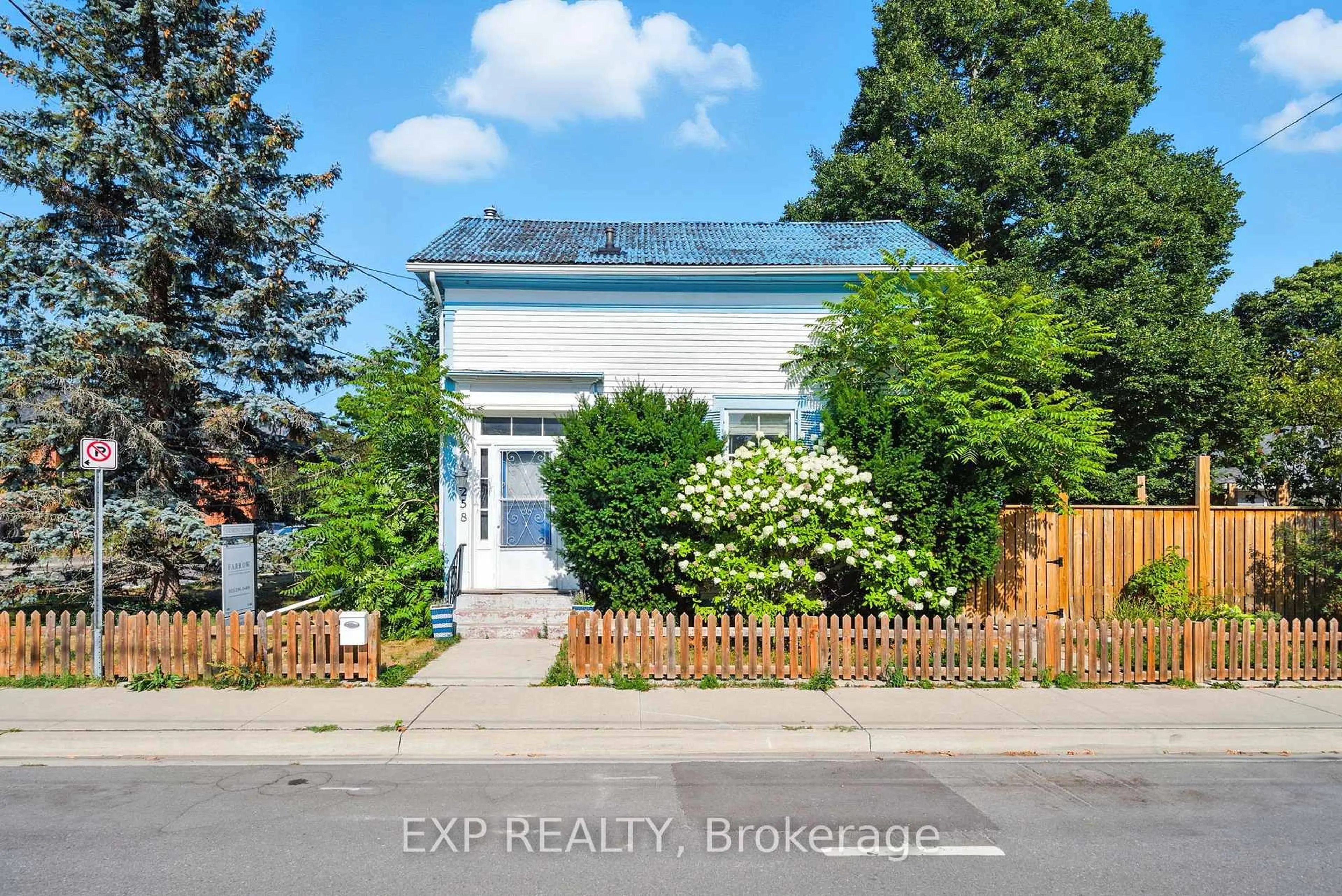 A pic from outside/outdoor area/front of a property/back of a property/a pic from drone, street for 258 Mathew St, Cobourg Ontario K9A 3E5