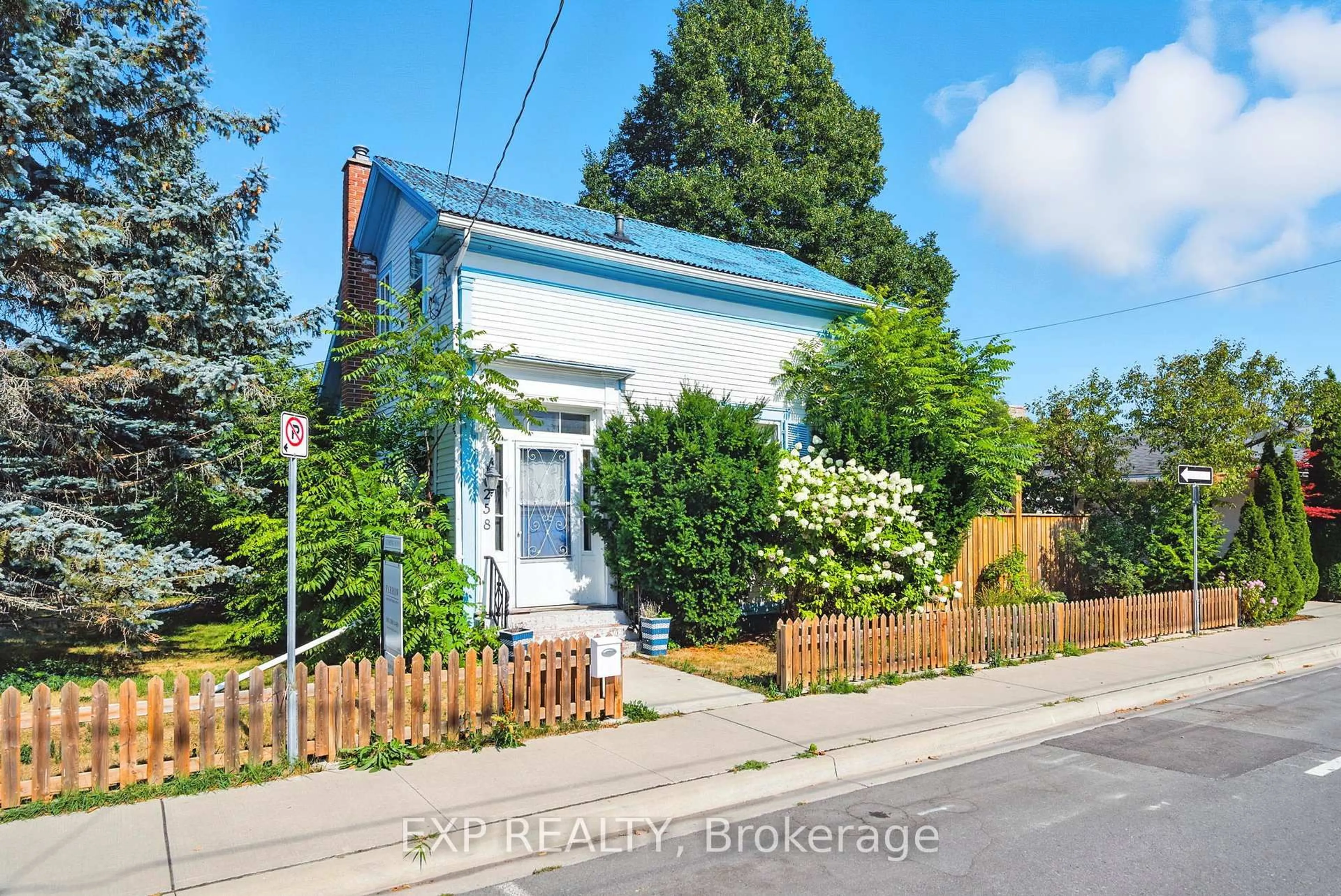 A pic from outside/outdoor area/front of a property/back of a property/a pic from drone, street for 258 Mathew St, Cobourg Ontario K9A 3E5
