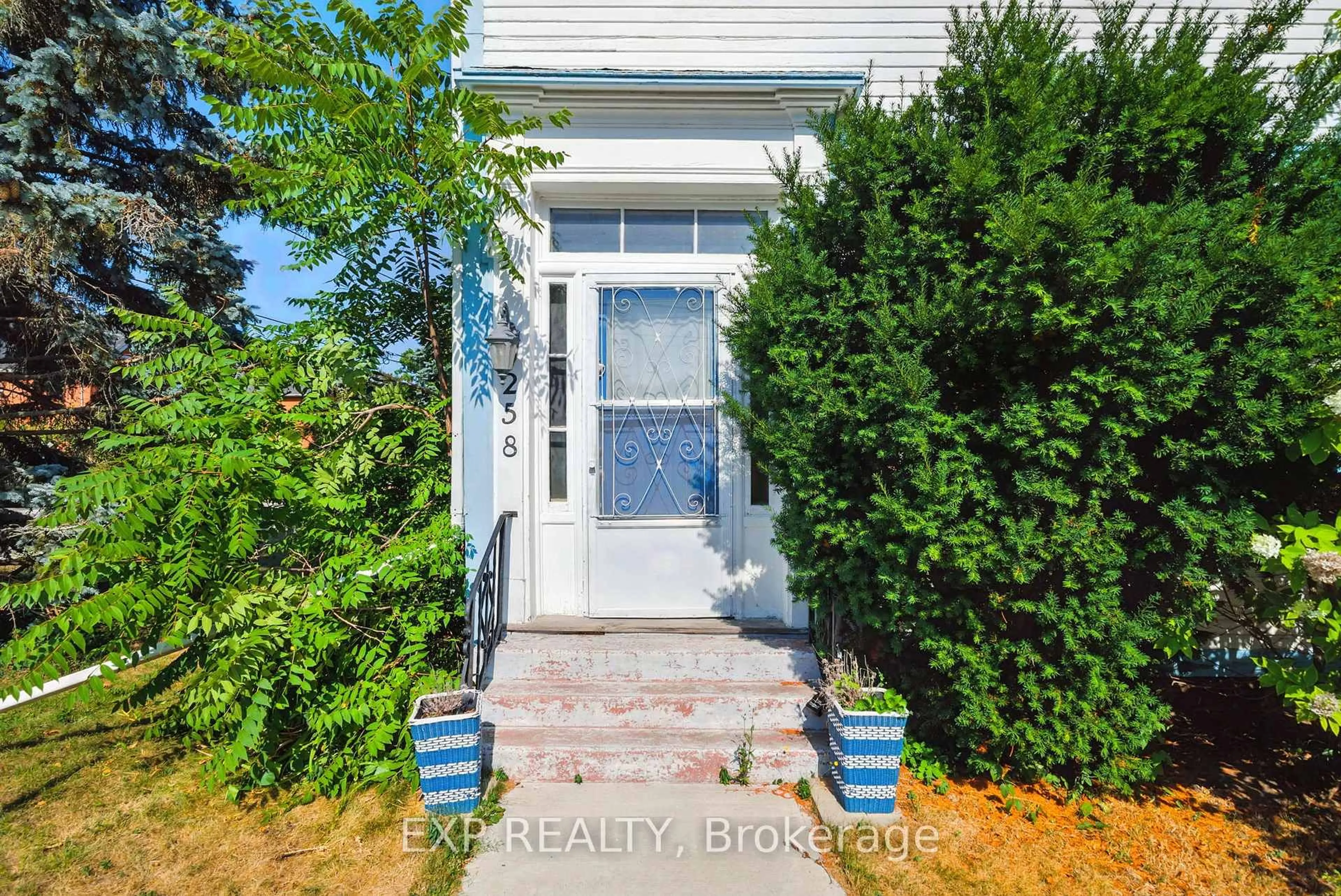 Indoor entryway for 258 Mathew St, Cobourg Ontario K9A 3E5