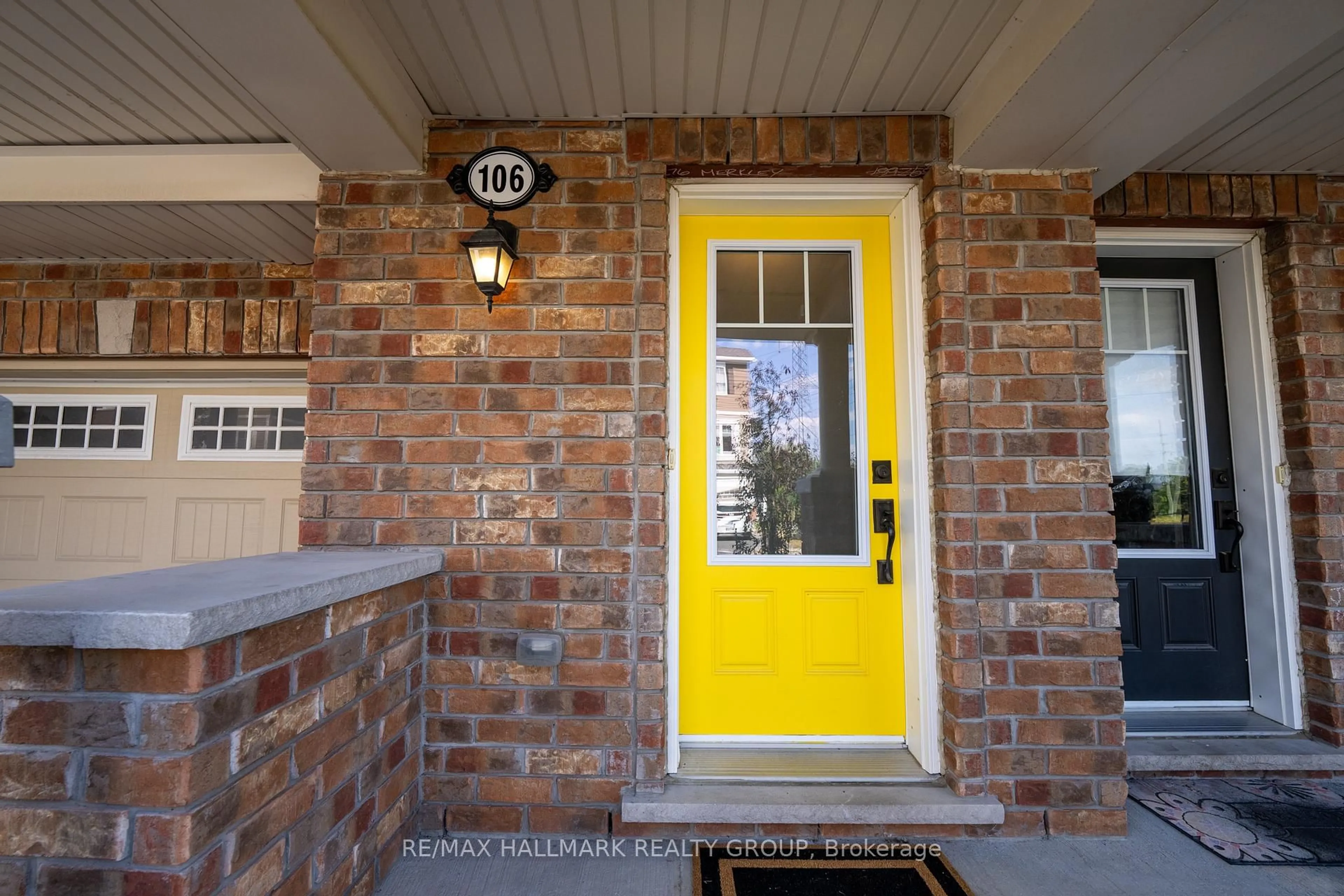 Indoor entryway for 106 Gelderland Private, Ottawa Ontario K2V 0H8