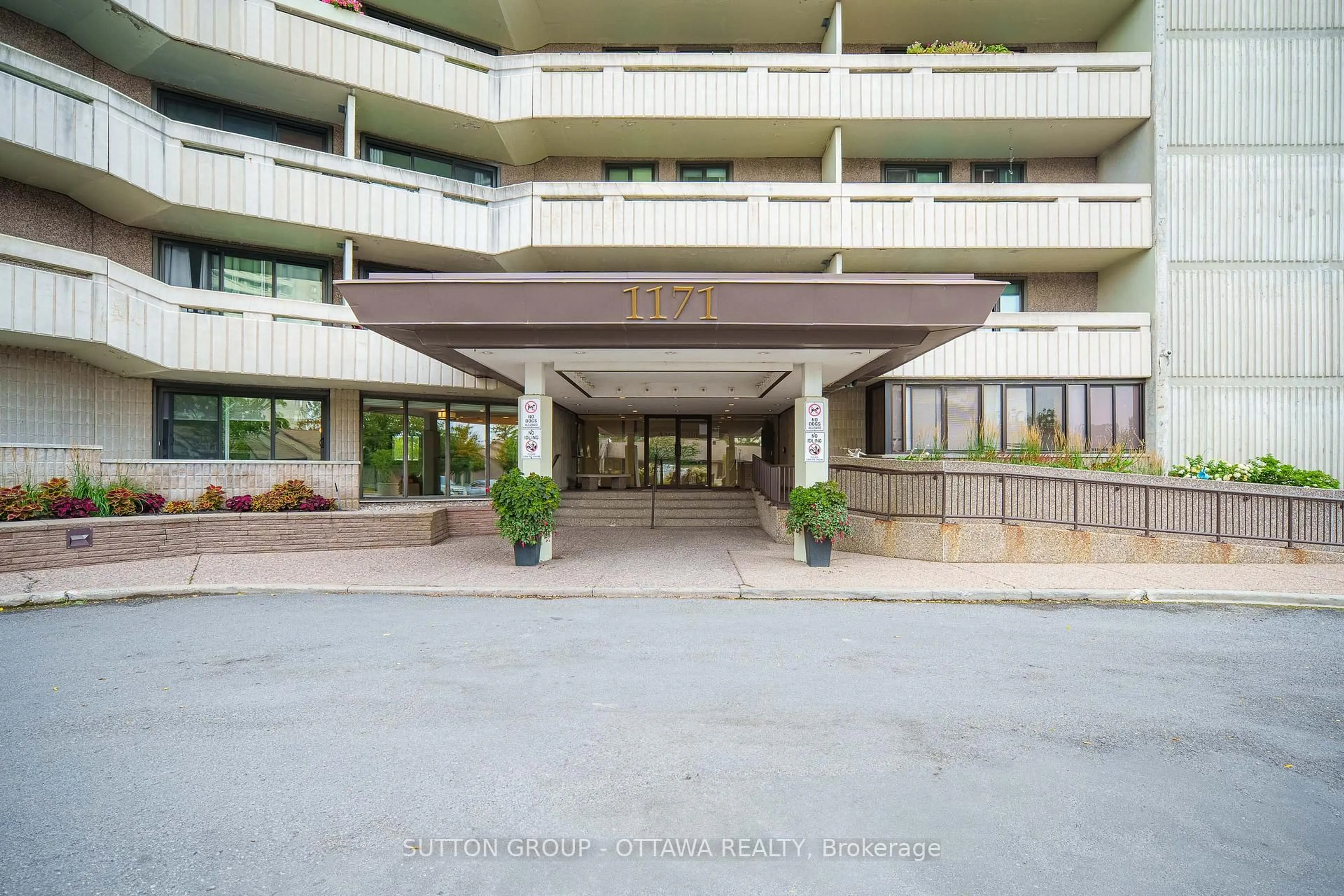 Indoor foyer for 1171 Ambleside Dr #711, Ottawa Ontario K2B 8E1
