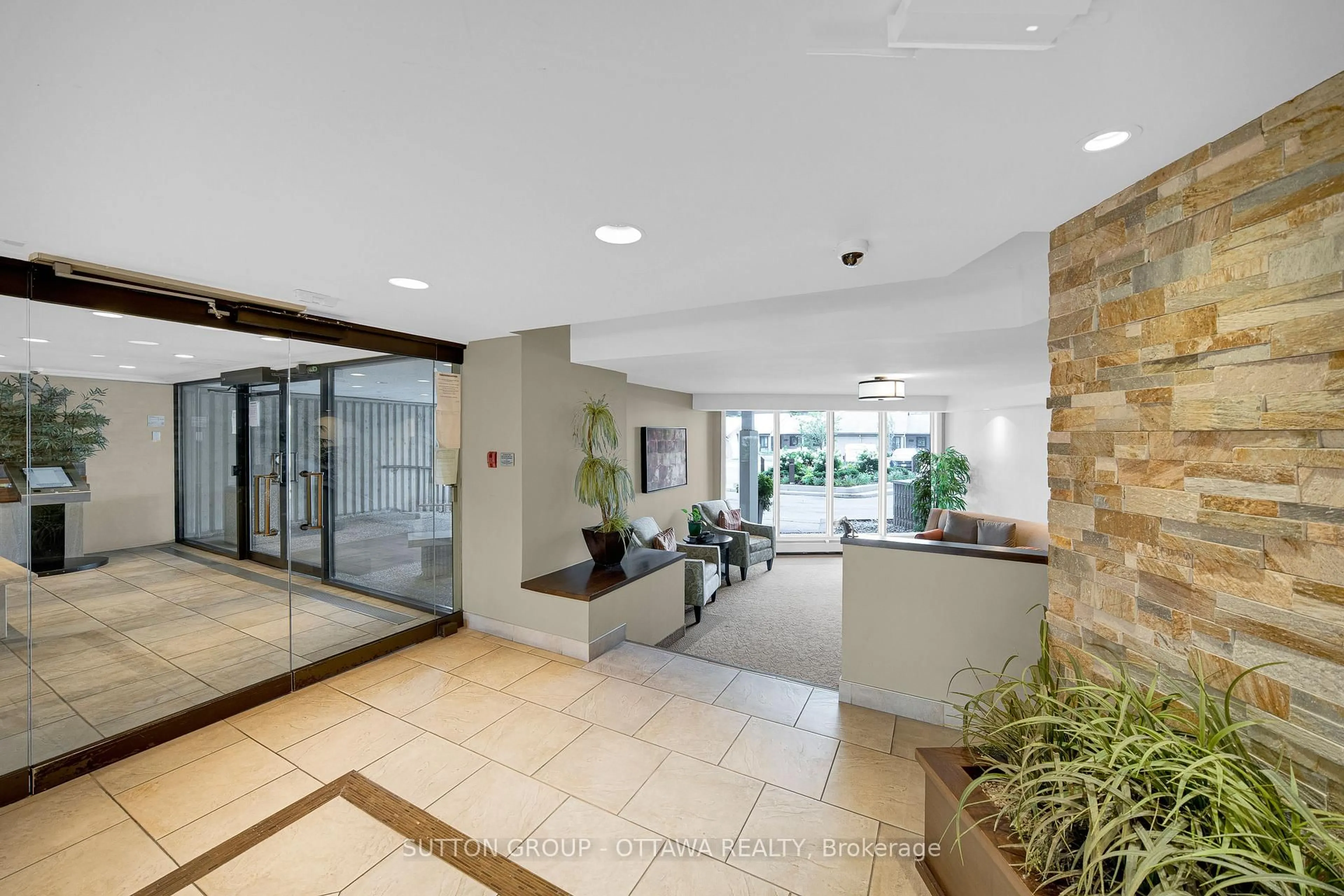 Indoor foyer for 1171 Ambleside Dr #711, Ottawa Ontario K2B 8E1
