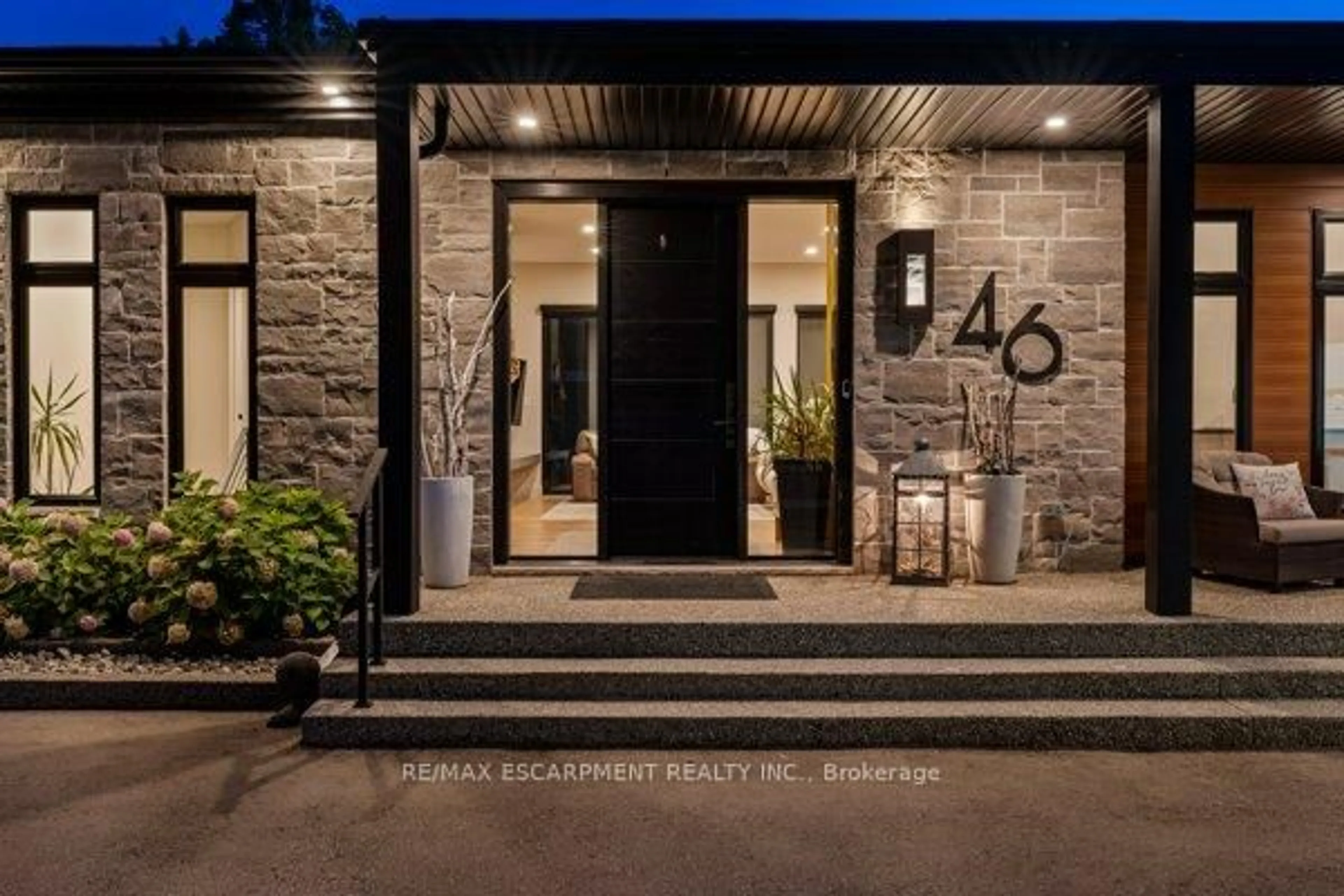 Indoor entryway for 46 Zellens Rd, Hamilton Ontario L9H 7A9