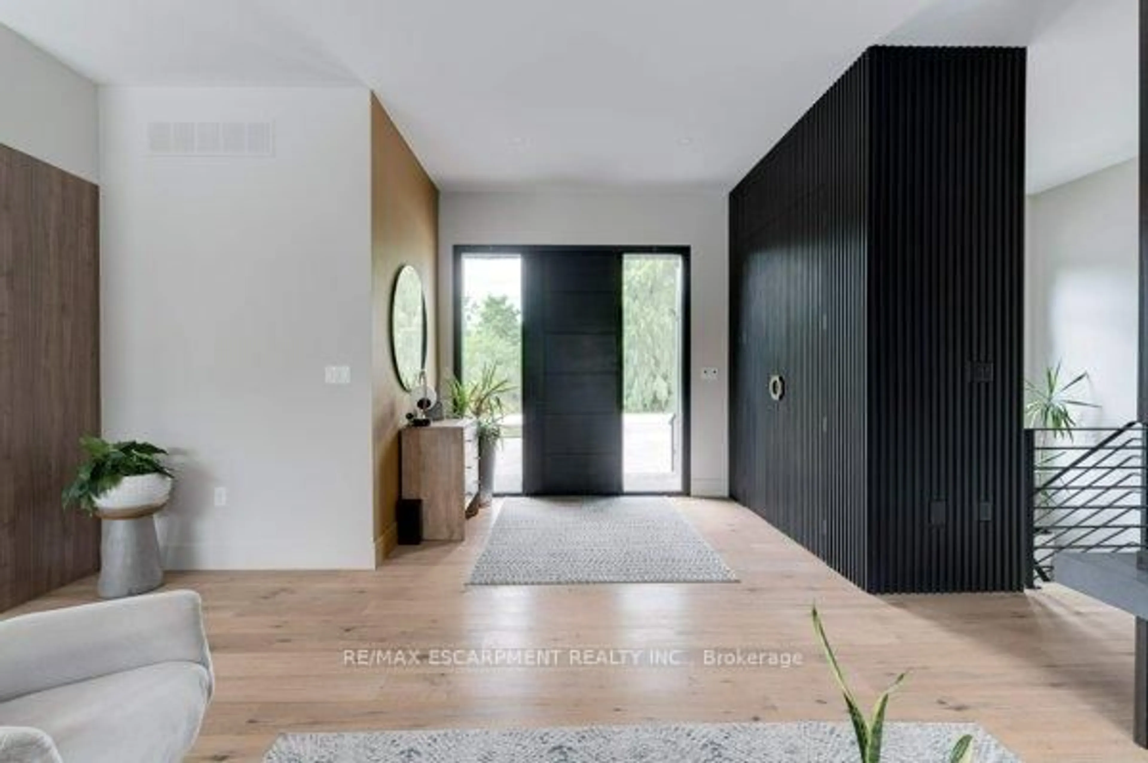 Indoor entryway for 46 Zellens Rd, Hamilton Ontario L9H 7A9