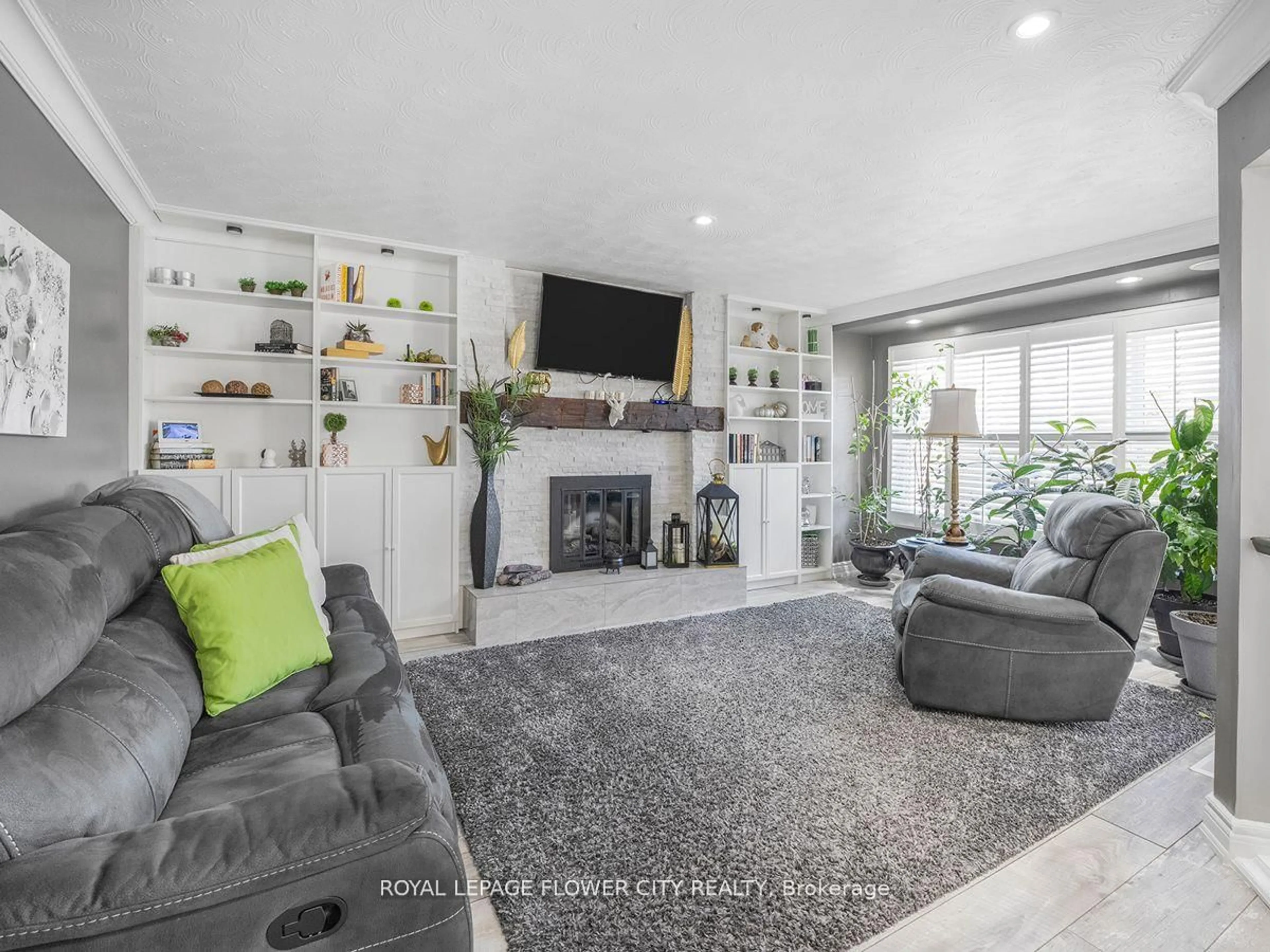 Living room with furniture, unknown for 20 Driftwood Pl, Hamilton Ontario L8J 2N7
