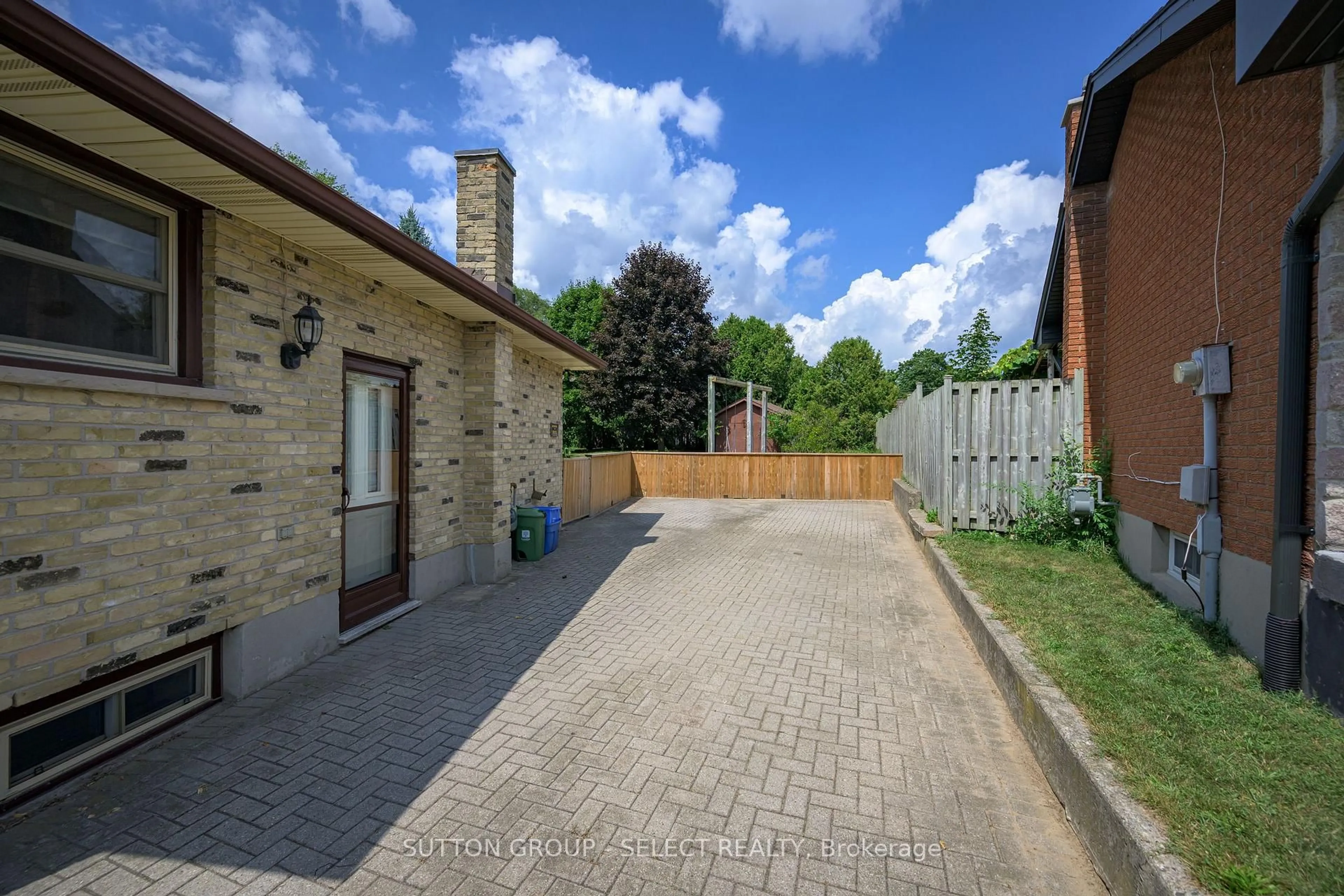 A pic from outside/outdoor area/front of a property/back of a property/a pic from drone, street for 281 Fairhaven Circ, London East Ontario N5W 1E4