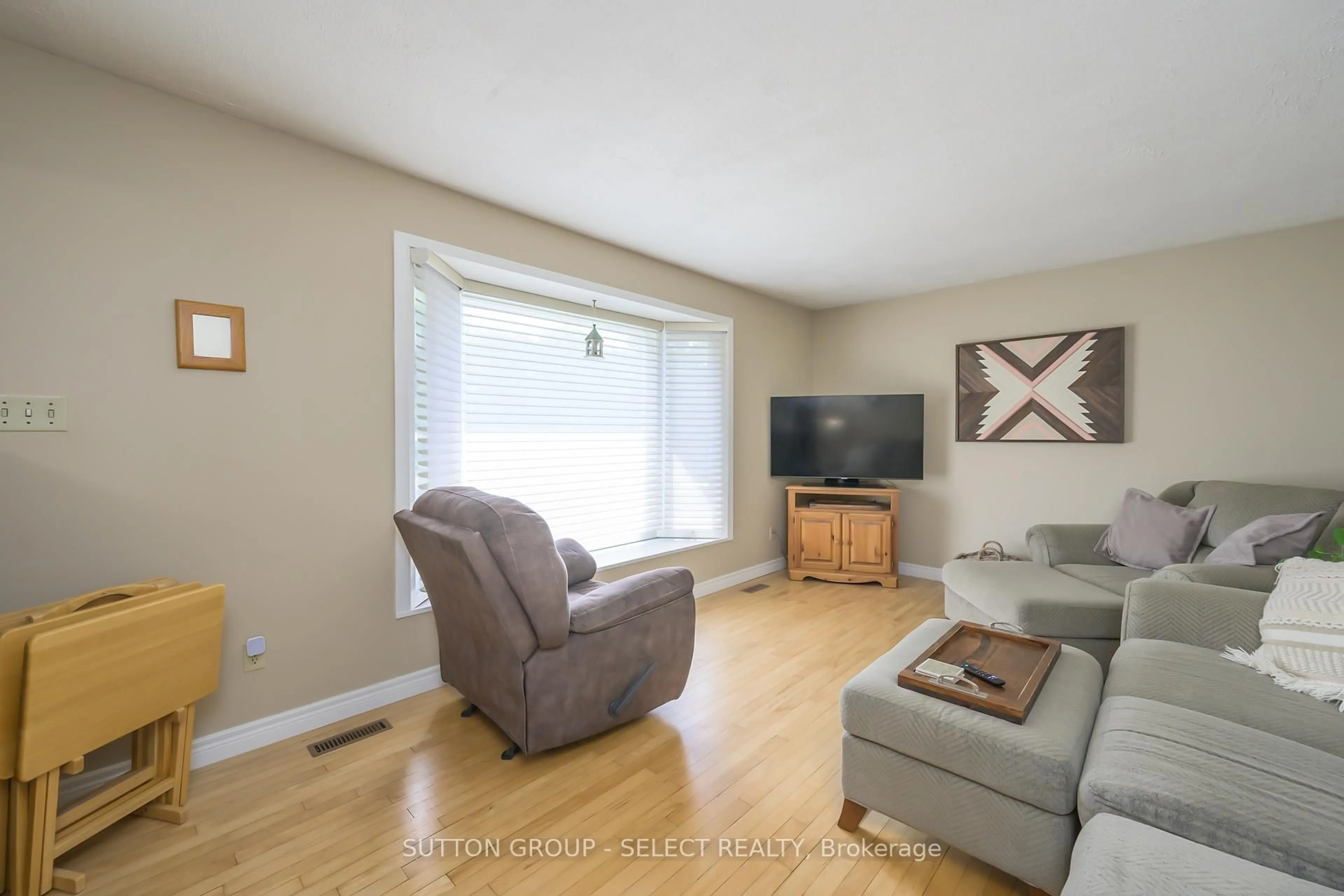 Living room with furniture, wood/laminate floor for 281 Fairhaven Circ, London East Ontario N5W 1E4