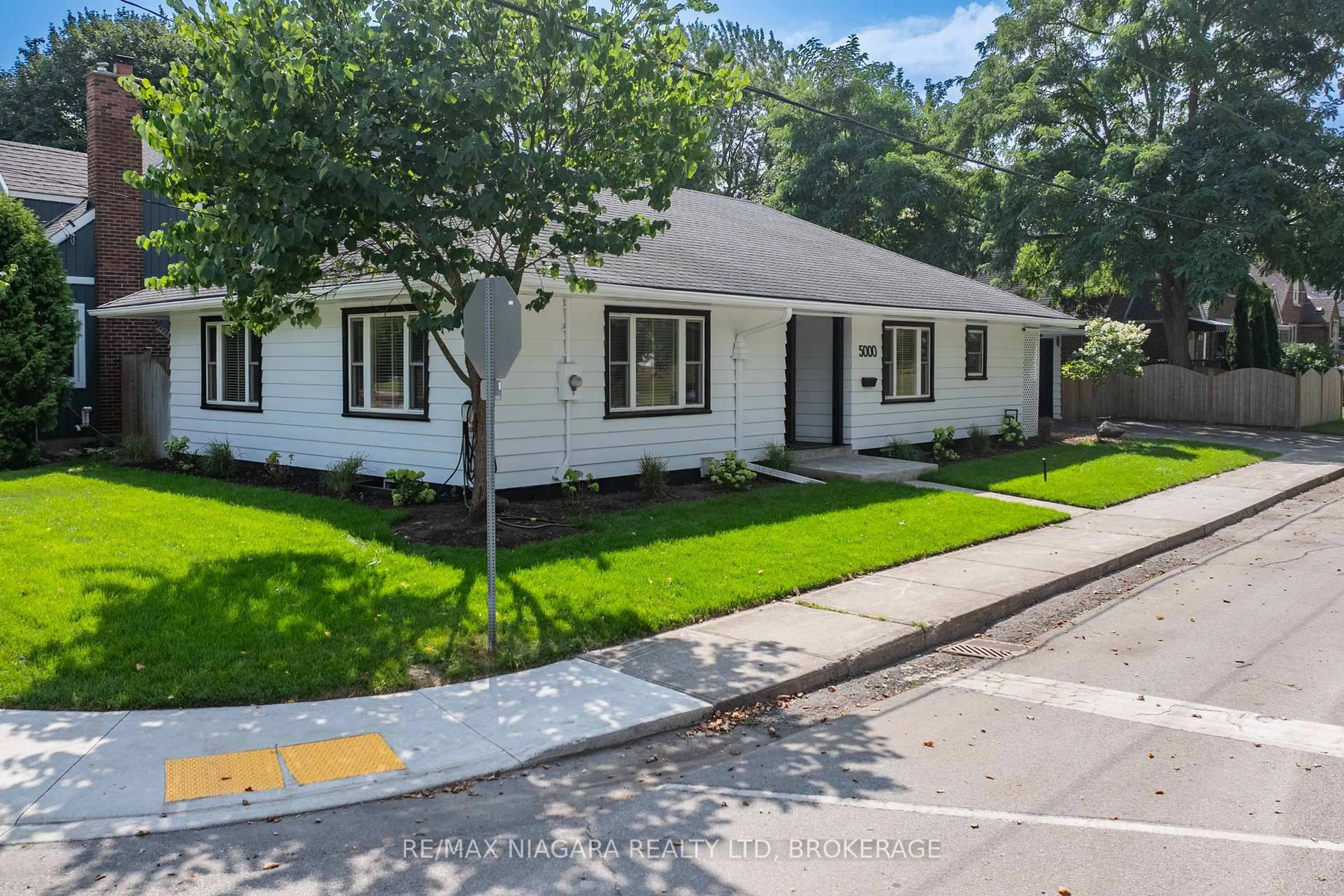 Home with vinyl exterior material, street for 5000 SIXTH Ave, Niagara Falls Ontario L2E 4V3