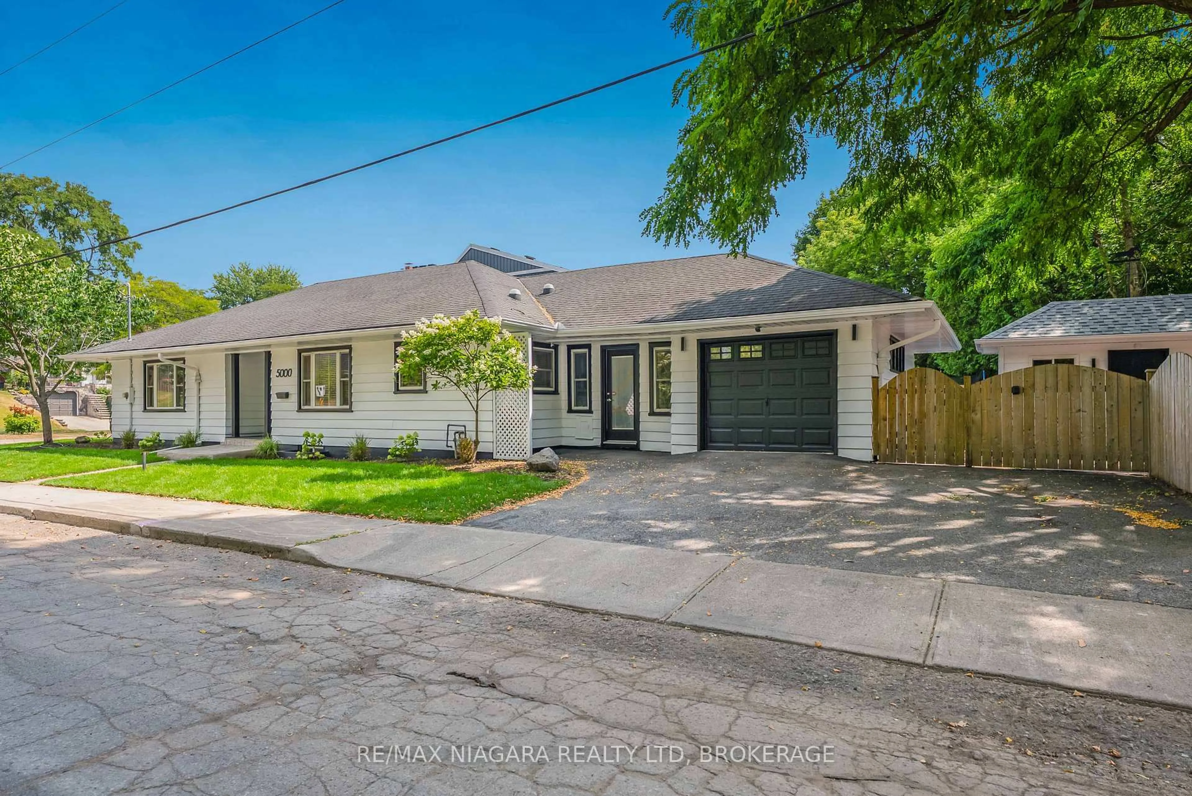 A pic from outside/outdoor area/front of a property/back of a property/a pic from drone, street for 5000 SIXTH Ave, Niagara Falls Ontario L2E 4V3