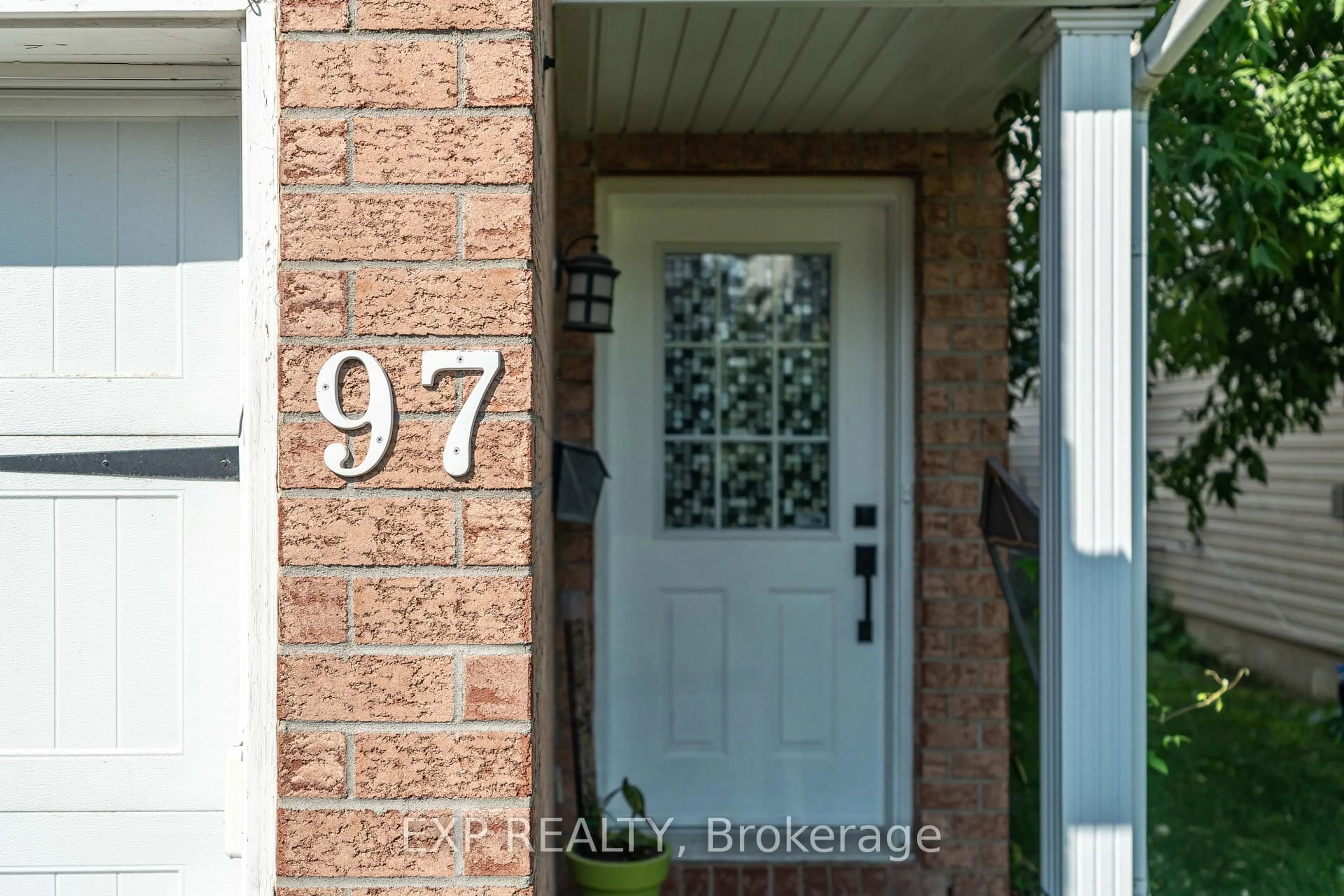Indoor entryway for 97 Castle Glen Cres, Ottawa Ontario K2L 4G9