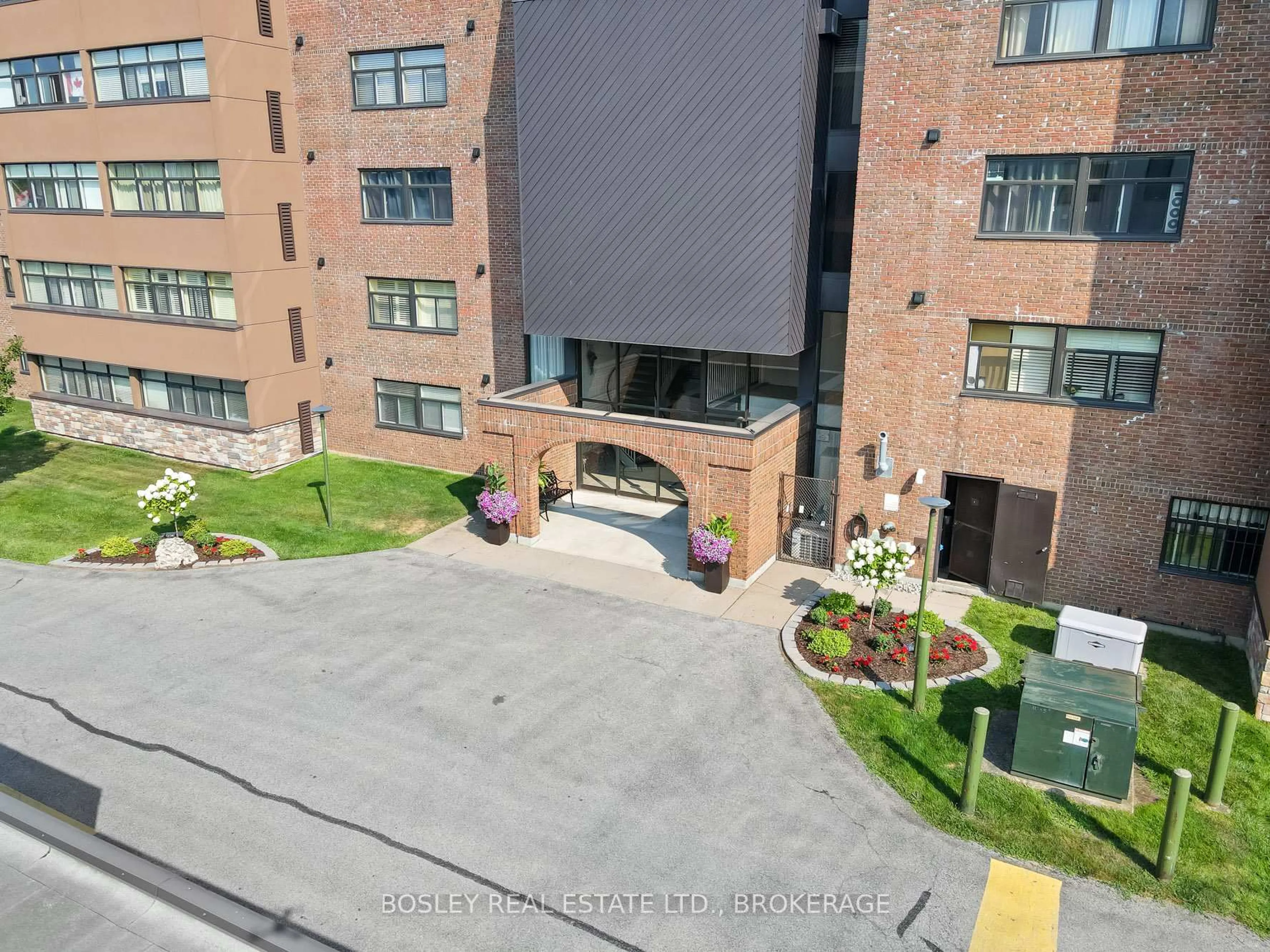 A pic from outside/outdoor area/front of a property/back of a property/a pic from drone, unknown for 276 Oakdale Ave #306, St. Catharines Ontario L2P 3S5
