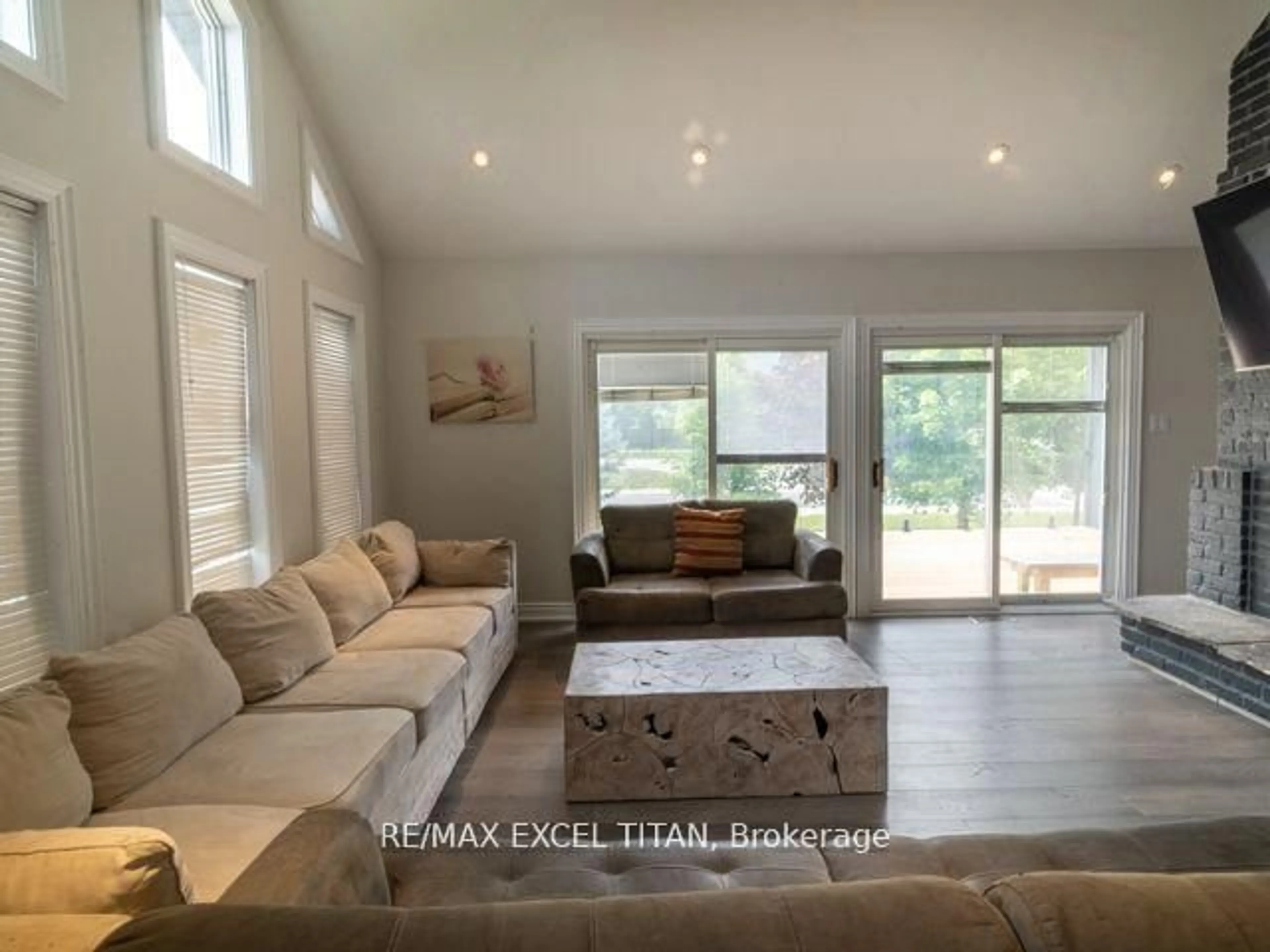 Living room with furniture, unknown for 103 Birch View Tr, Blue Mountains Ontario L9Y 3Z2