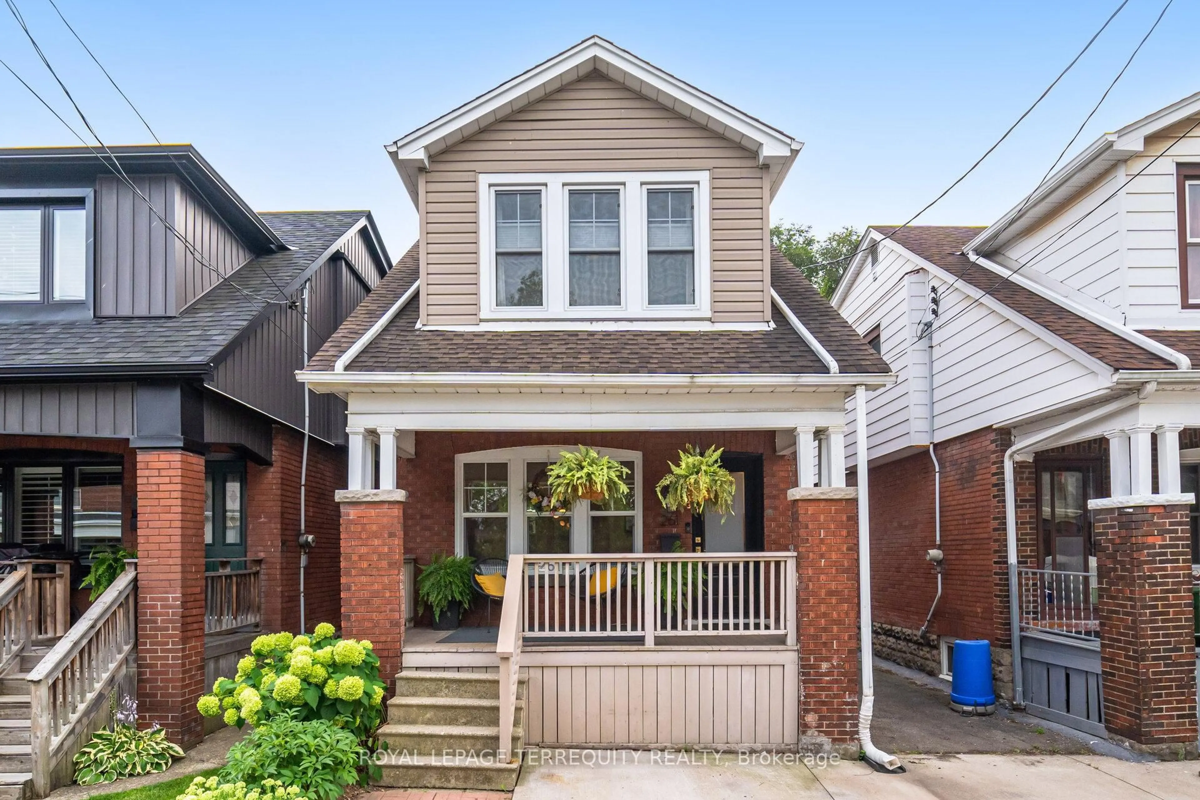 Home with brick exterior material, street for 261 Homewood Ave, Hamilton Ontario L8P 2M7