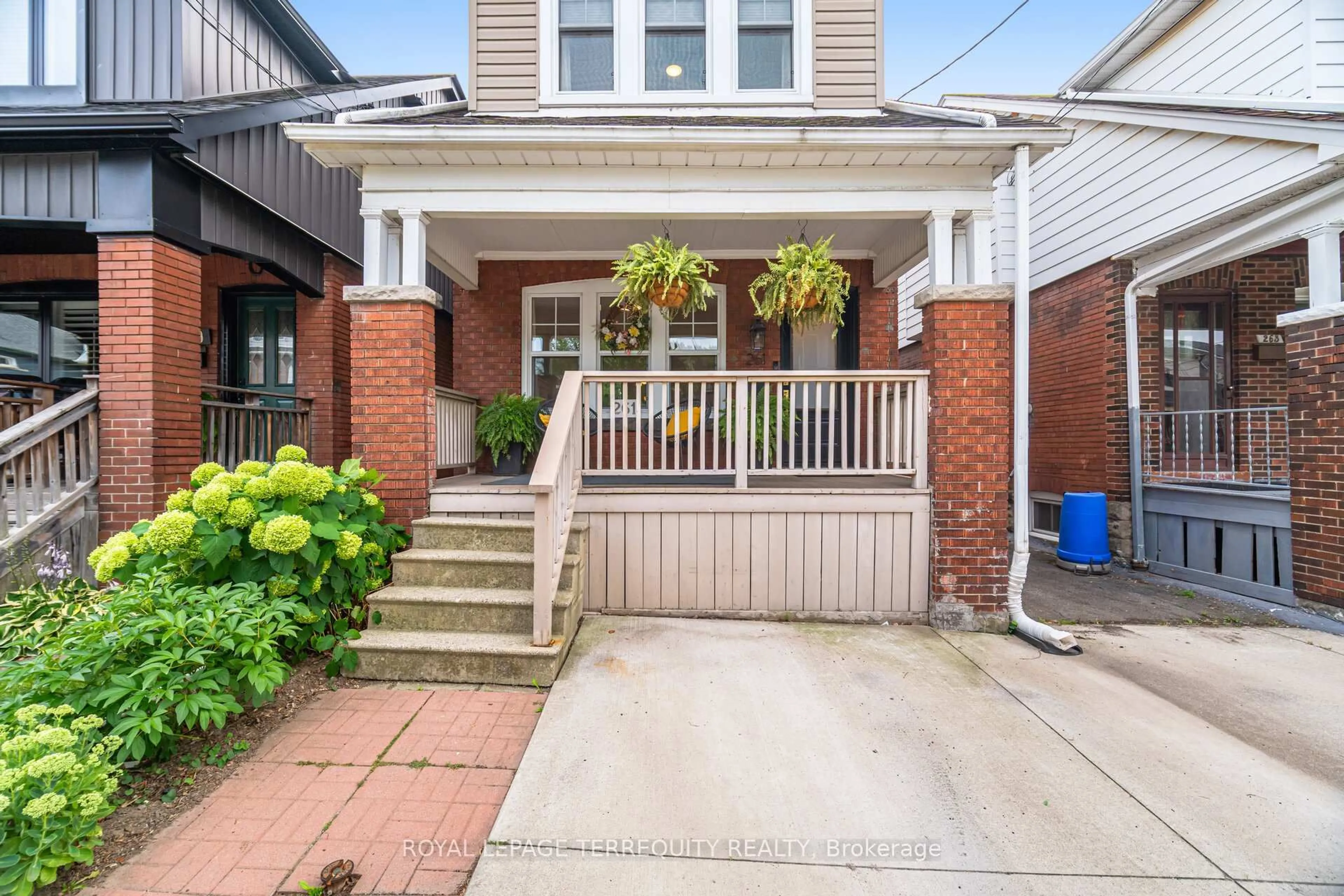 Home with brick exterior material, street for 261 Homewood Ave, Hamilton Ontario L8P 2M7