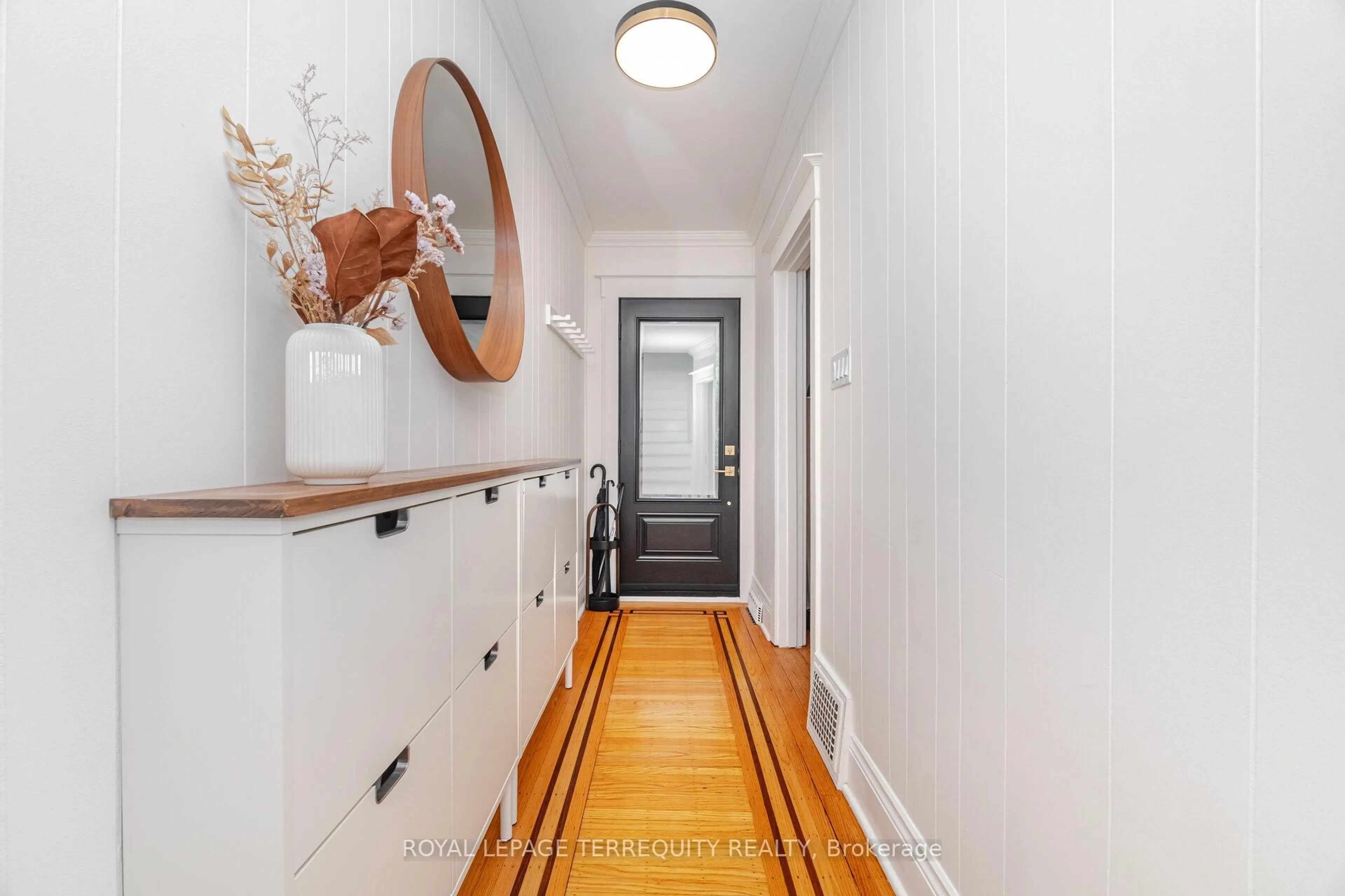 Indoor entryway for 261 Homewood Ave, Hamilton Ontario L8P 2M7