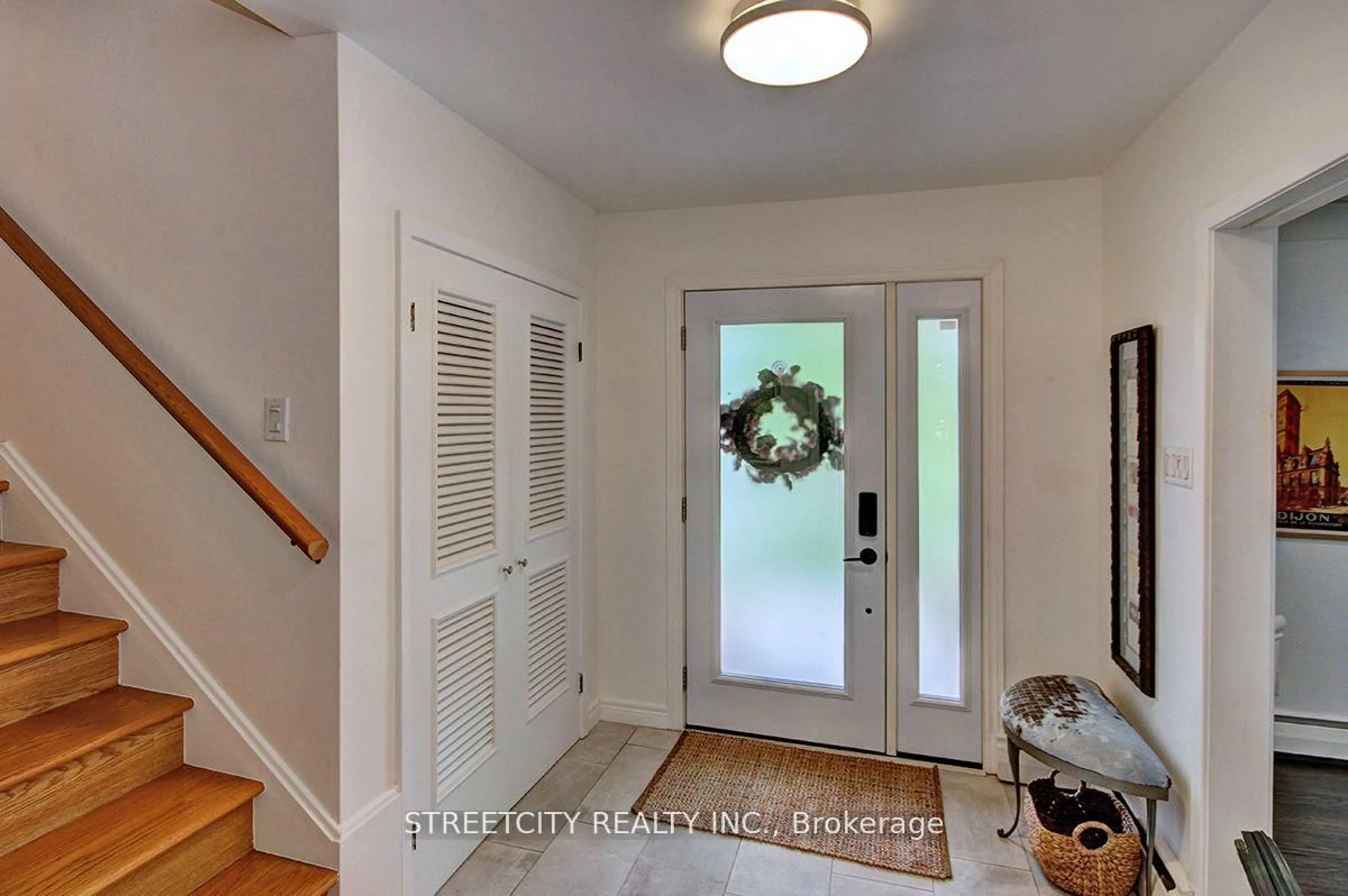 Indoor entryway for 825 Clearview Ave, London North Ontario N6H 2N1