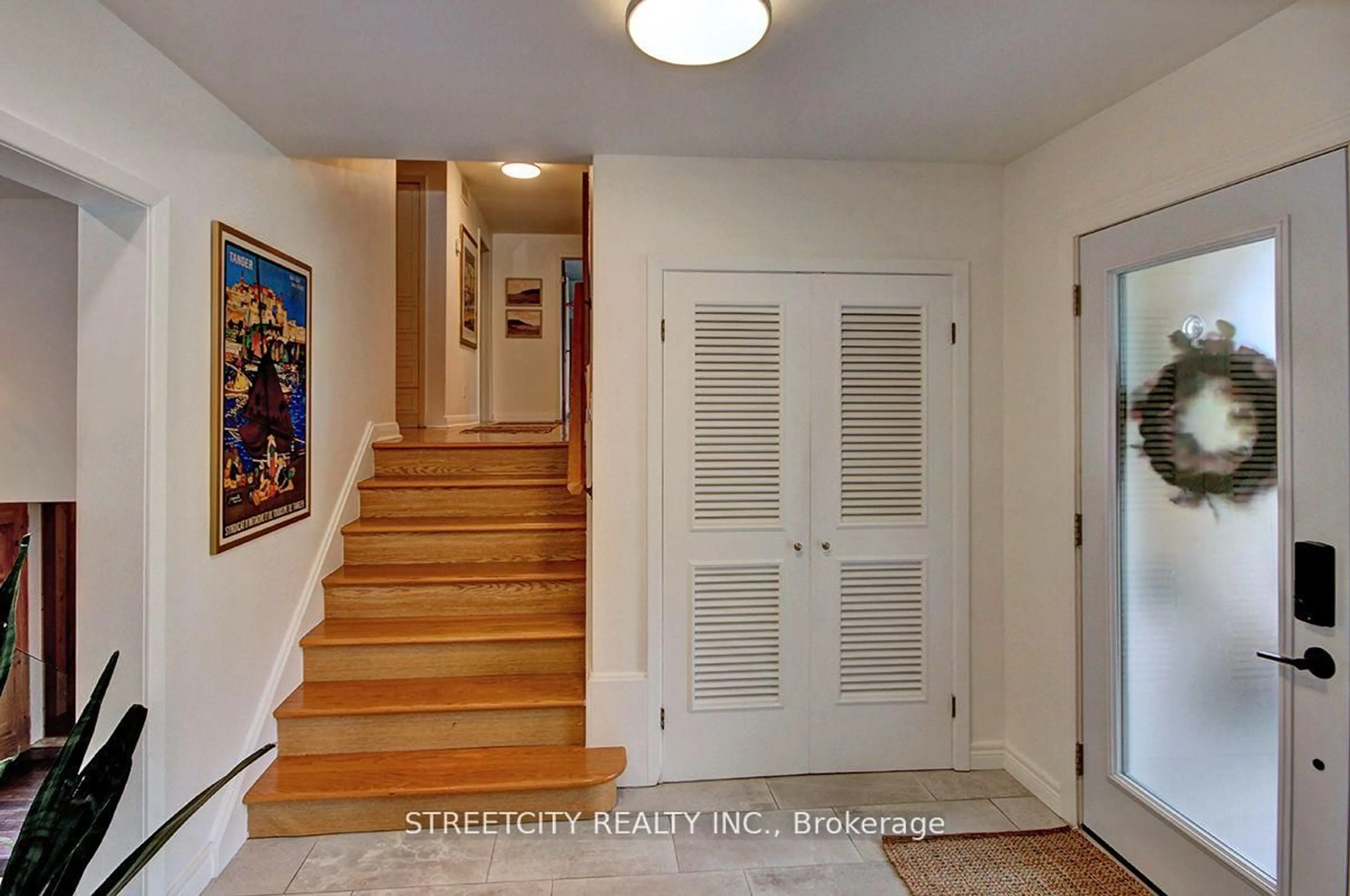 Indoor entryway for 825 Clearview Ave, London North Ontario N6H 2N1