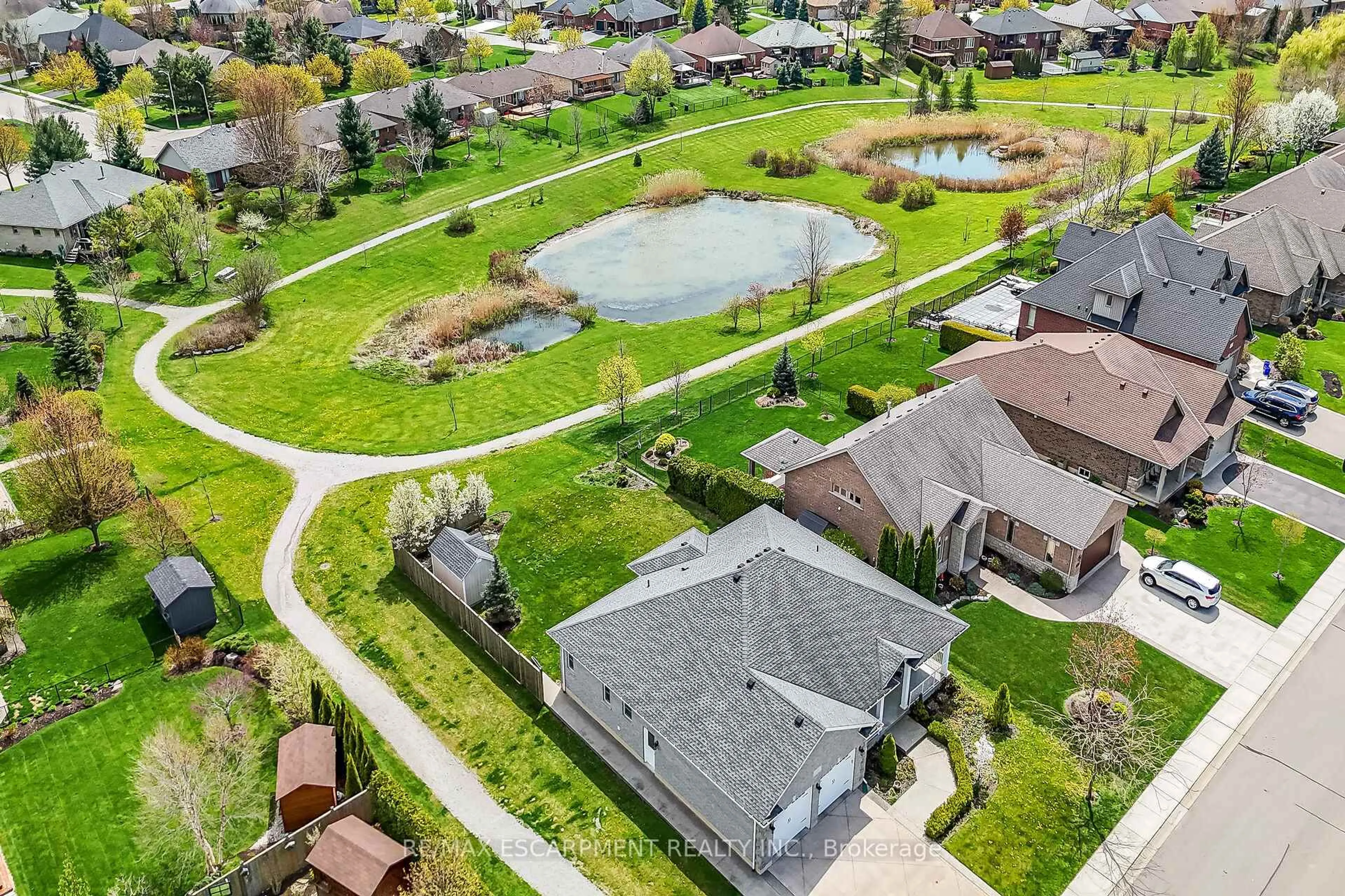 A pic from outside/outdoor area/front of a property/back of a property/a pic from drone, unknown for 186 DONJON Blvd, Norfolk Ontario N0A 1N7