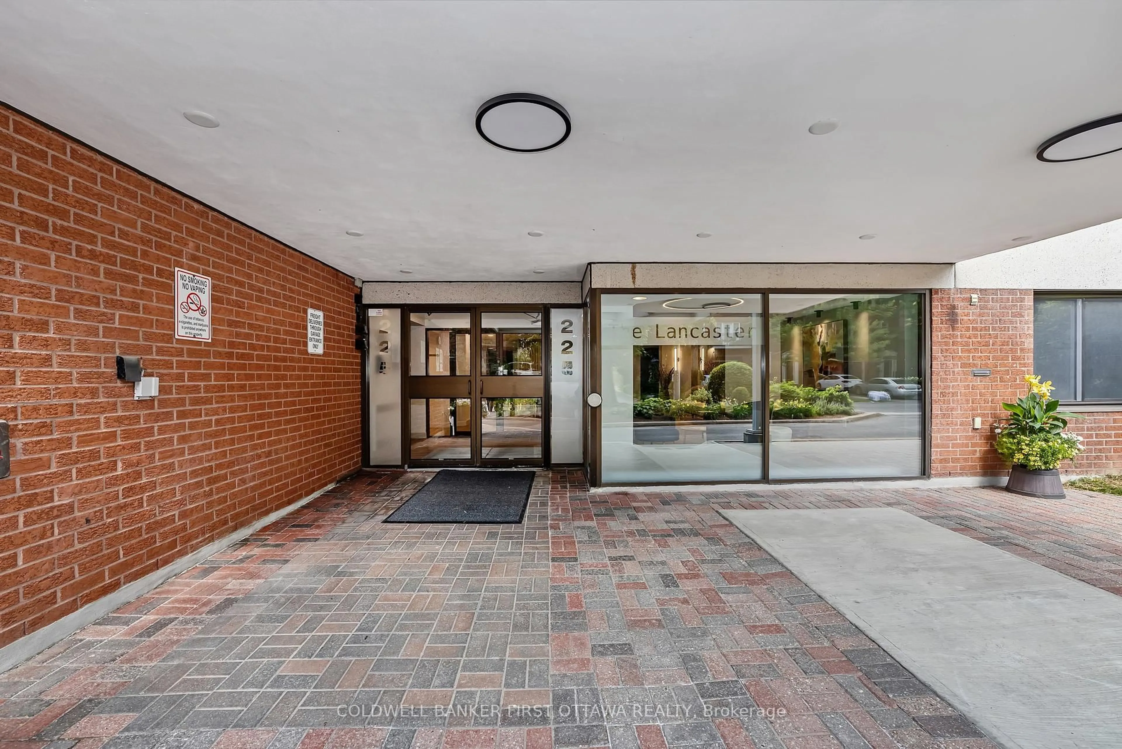 Indoor foyer for 225 Alvin Rd #111, Ottawa Ontario K1K 4H6