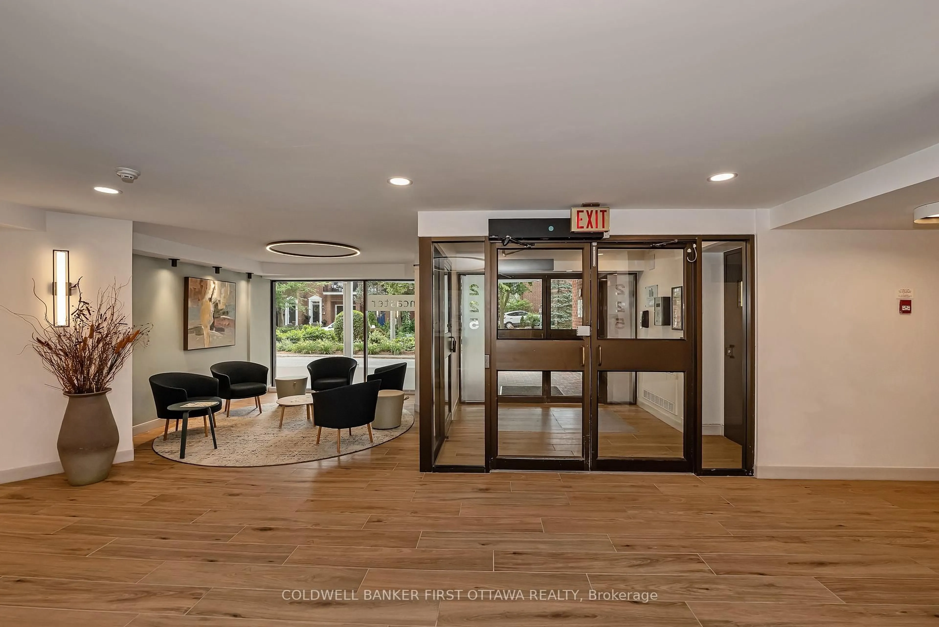 Indoor foyer for 225 Alvin Rd #111, Ottawa Ontario K1K 4H6