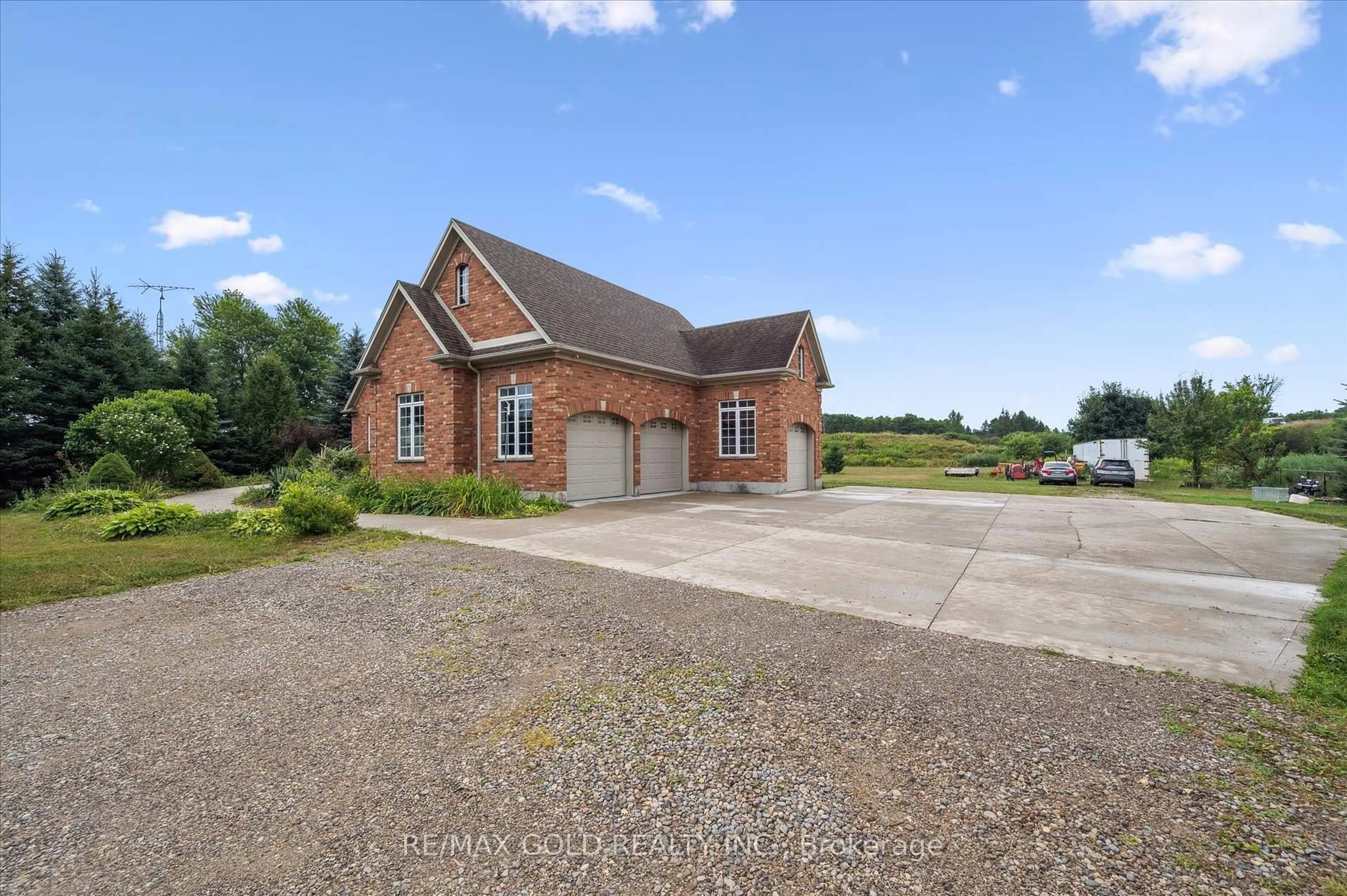 A pic from outside/outdoor area/front of a property/back of a property/a pic from drone, building for 6615 Ellis Rd, Puslinch Ontario N3C 2V4