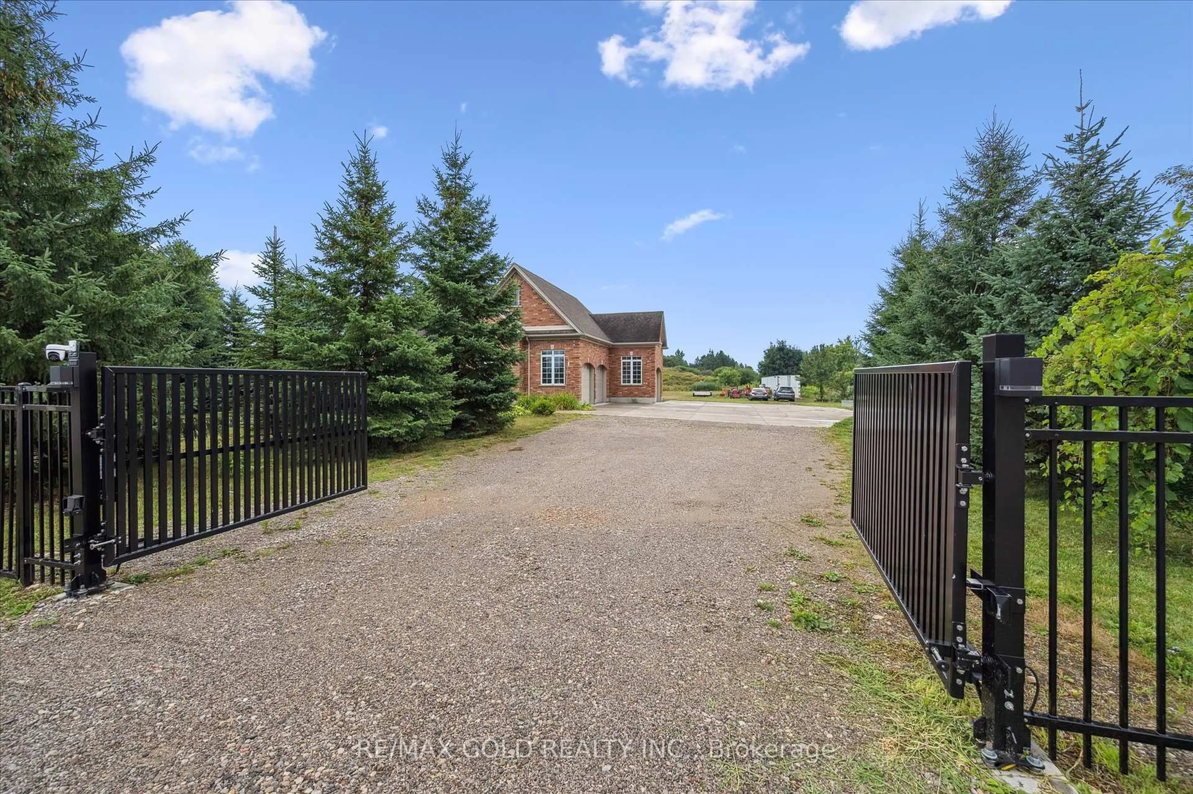 A pic from outside/outdoor area/front of a property/back of a property/a pic from drone, unknown for 6615 Ellis Rd, Puslinch Ontario N3C 2V4