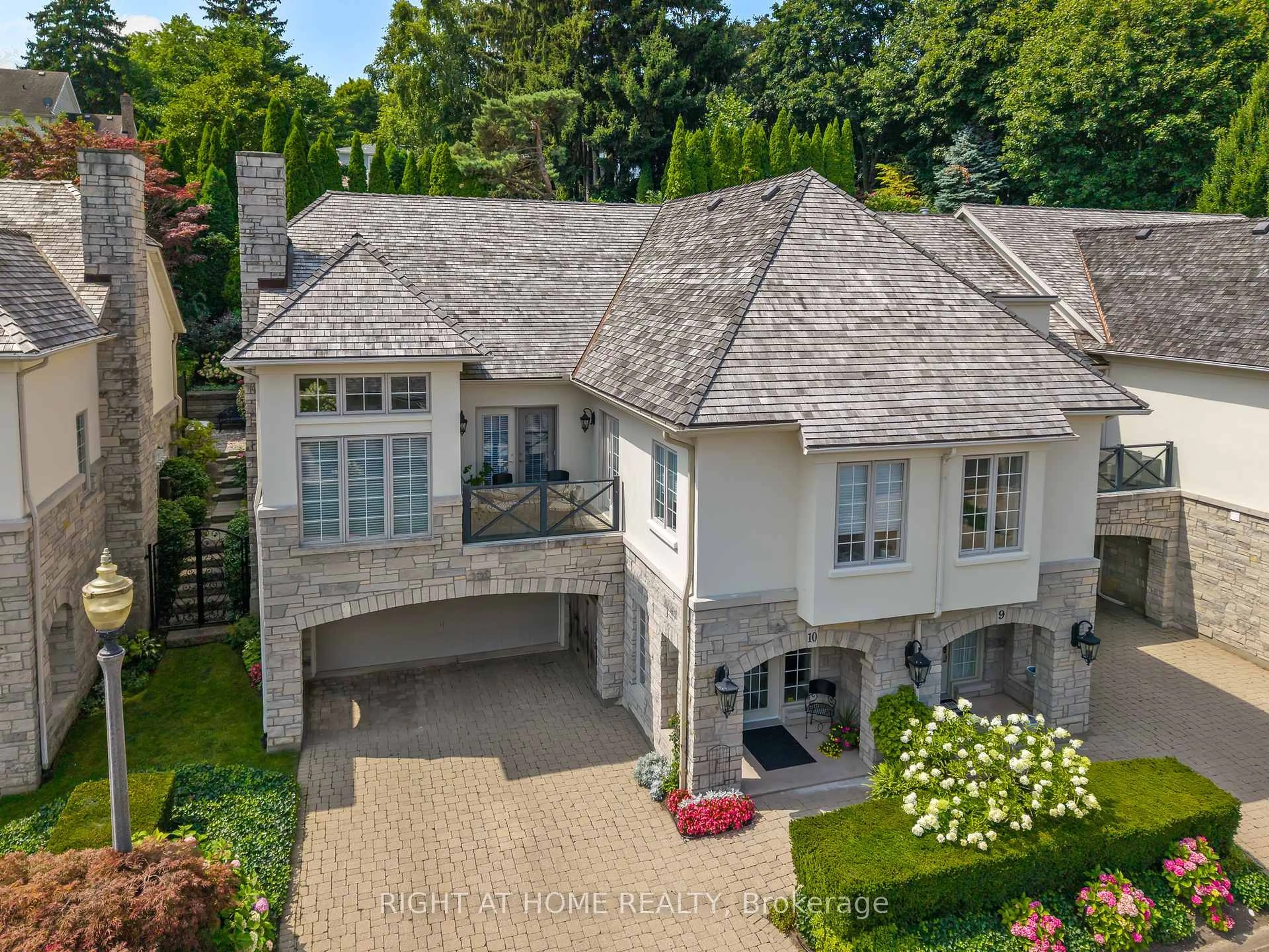 A pic from outside/outdoor area/front of a property/back of a property/a pic from drone, street for 222 Ricardo St #10, Niagara-on-the-Lake Ontario L0S 1J0